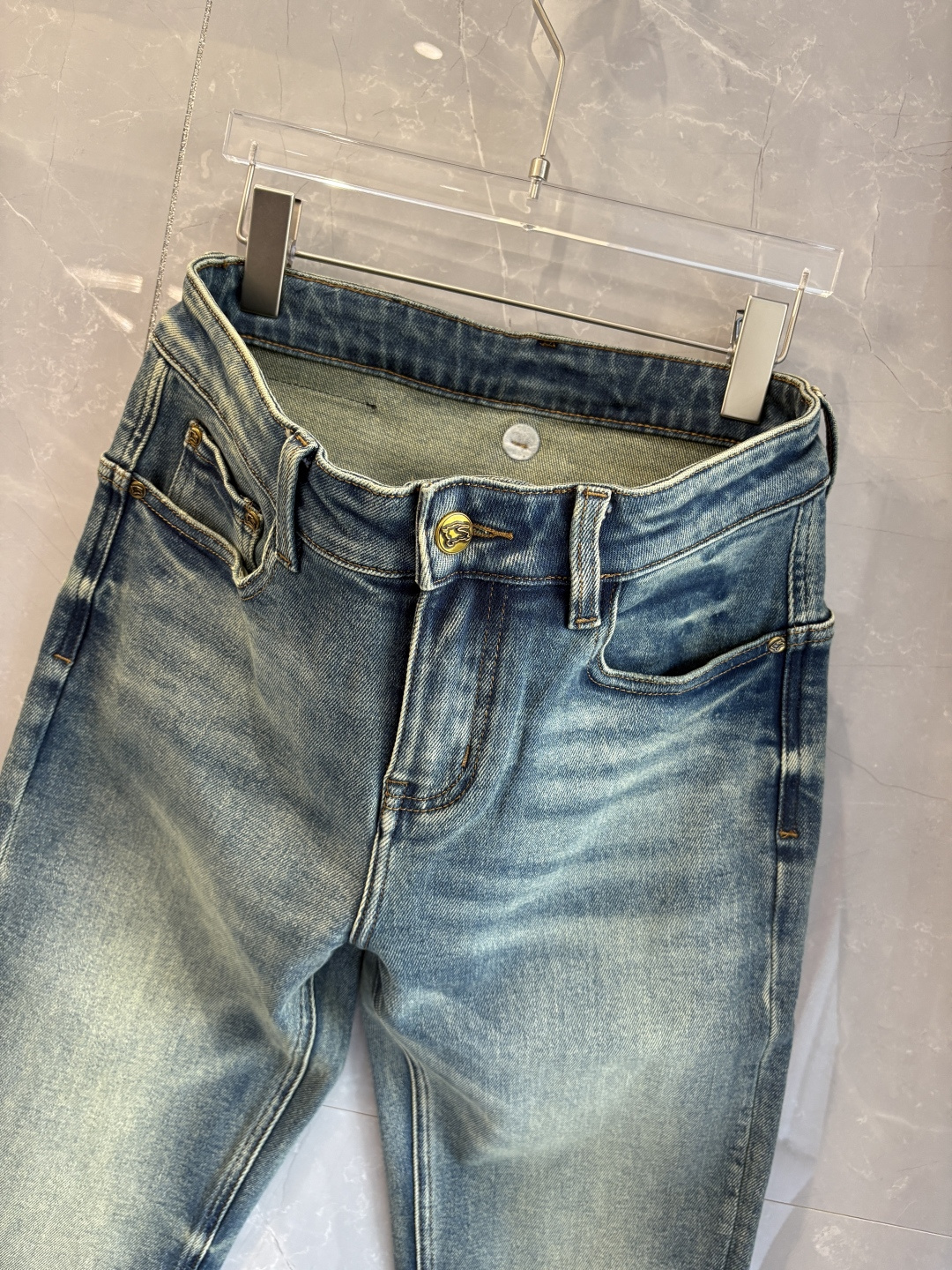 专柜🆕2025秋冬设计推荐 热卖牛仔裤🆕柔软亲肤面料 奢华头层牛皮腰牌 经典蓝洗水 专柜限量款 奢华感订