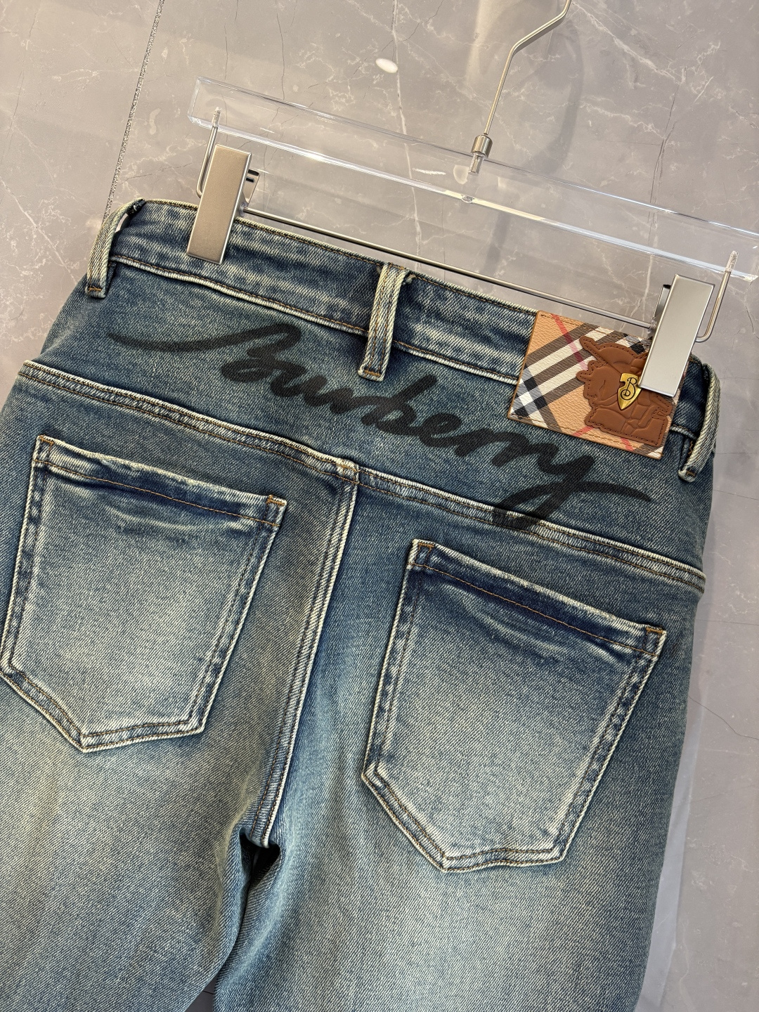 专柜🆕2025秋冬设计推荐 热卖牛仔裤🆕柔软亲肤面料 奢华头层牛皮腰牌 经典蓝洗水 专柜限量款 奢华感订