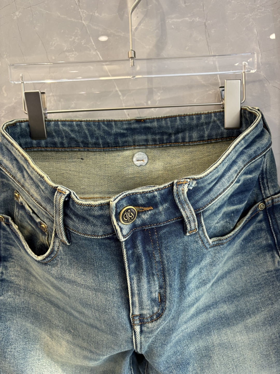 专柜🆕2025秋冬设计推荐 热卖牛仔裤🆕柔软亲肤面料 奢华头层牛皮腰牌 经典蓝洗水 专柜限量款 奢华感订