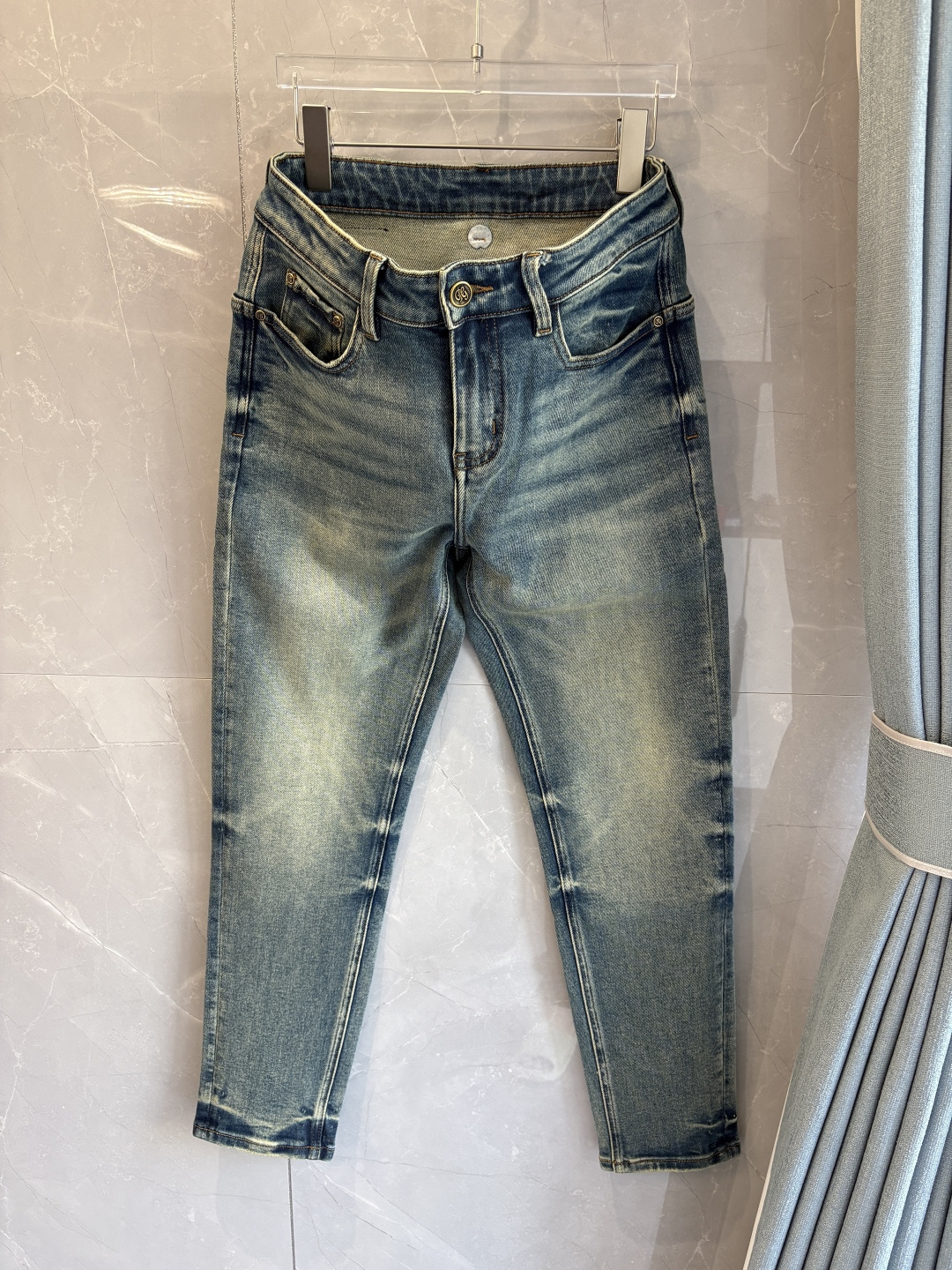 专柜🆕2025秋冬设计推荐 热卖牛仔裤🆕柔软亲肤面料 奢华头层牛皮腰牌 经典蓝洗水 专柜限量款 奢华感订