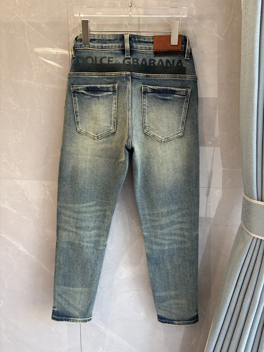 专柜🆕2025秋冬设计推荐 热卖牛仔裤🆕柔软亲肤面料 奢华头层牛皮腰牌 经典蓝洗水 专柜限量款 奢华感订