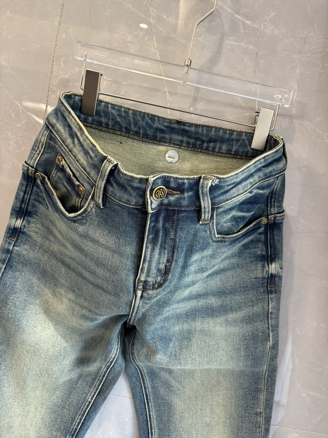 专柜🆕2025秋冬设计推荐 热卖牛仔裤🆕柔软亲肤面料 奢华头层牛皮腰牌 经典蓝洗水 专柜限量款 奢华感订