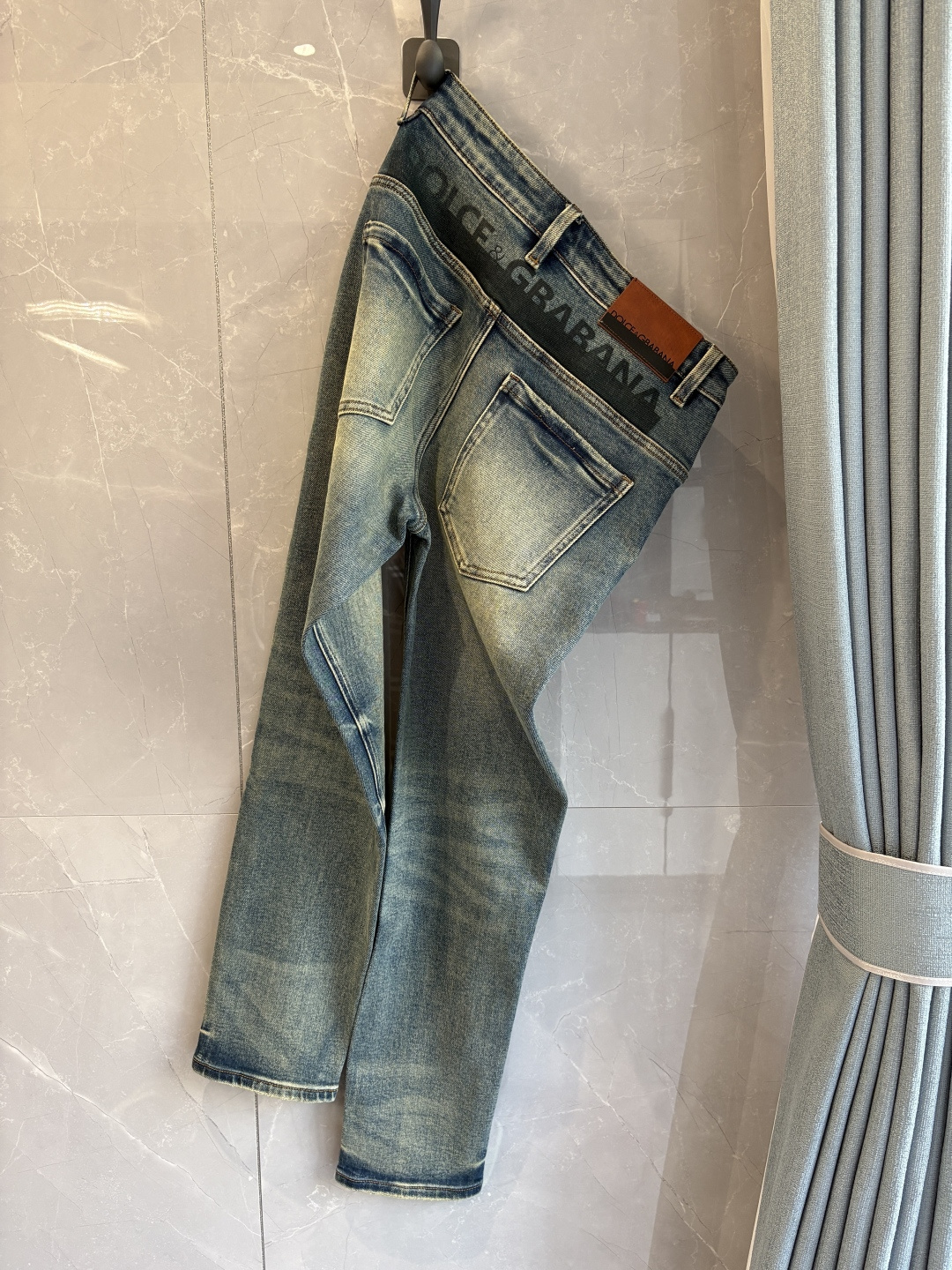 专柜🆕2025秋冬设计推荐 热卖牛仔裤🆕柔软亲肤面料 奢华头层牛皮腰牌 经典蓝洗水 专柜限量款 奢华感订