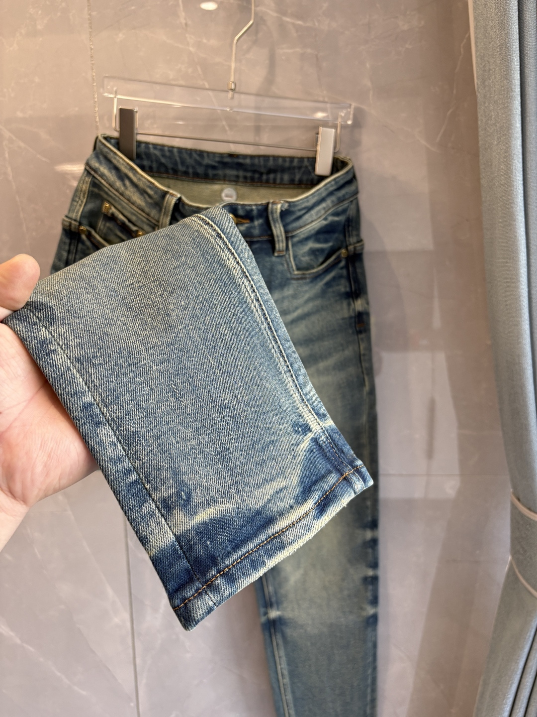 专柜🆕2025秋冬设计推荐 热卖牛仔裤🆕柔软亲肤面料 奢华头层牛皮腰牌 经典蓝洗水 专柜限量款 奢华感订