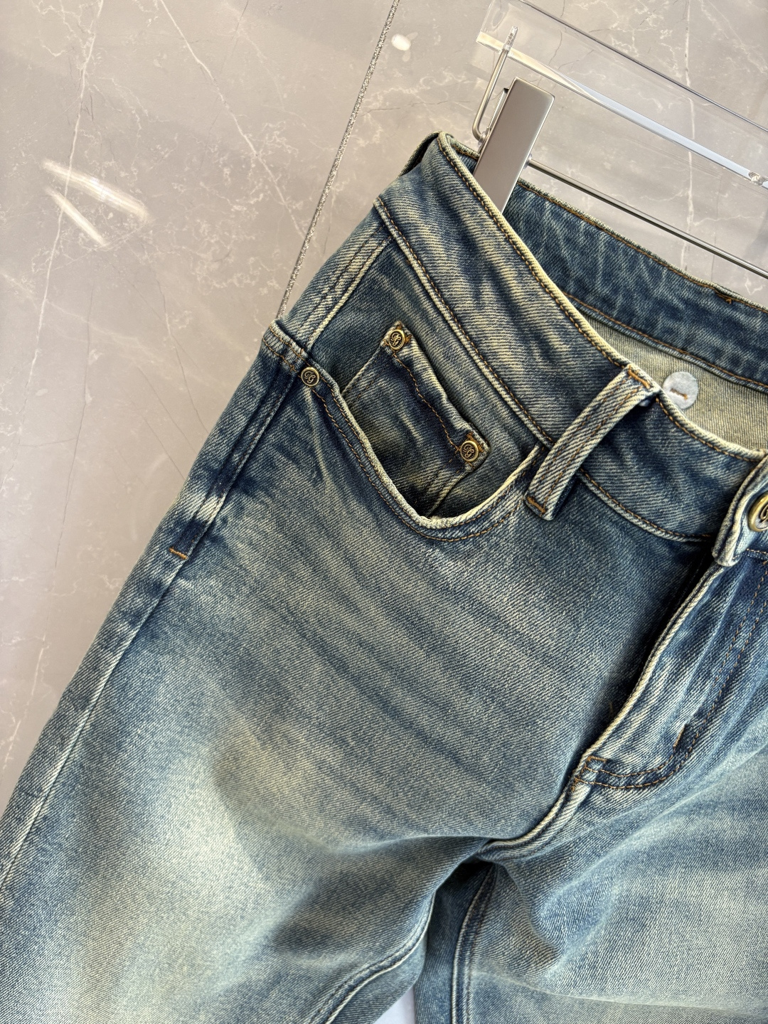 专柜🆕2025秋冬设计推荐 热卖牛仔裤🆕柔软亲肤面料 奢华头层牛皮腰牌 经典蓝洗水 专柜限量款 奢华感订