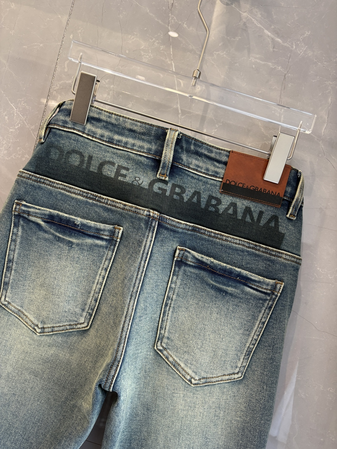 专柜🆕2025秋冬设计推荐 热卖牛仔裤🆕柔软亲肤面料 奢华头层牛皮腰牌 经典蓝洗水 专柜限量款 奢华感订
