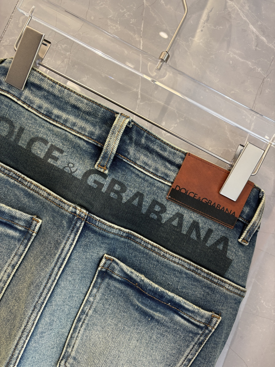 专柜🆕2025秋冬设计推荐 热卖牛仔裤🆕柔软亲肤面料 奢华头层牛皮腰牌 经典蓝洗水 专柜限量款 奢华感订