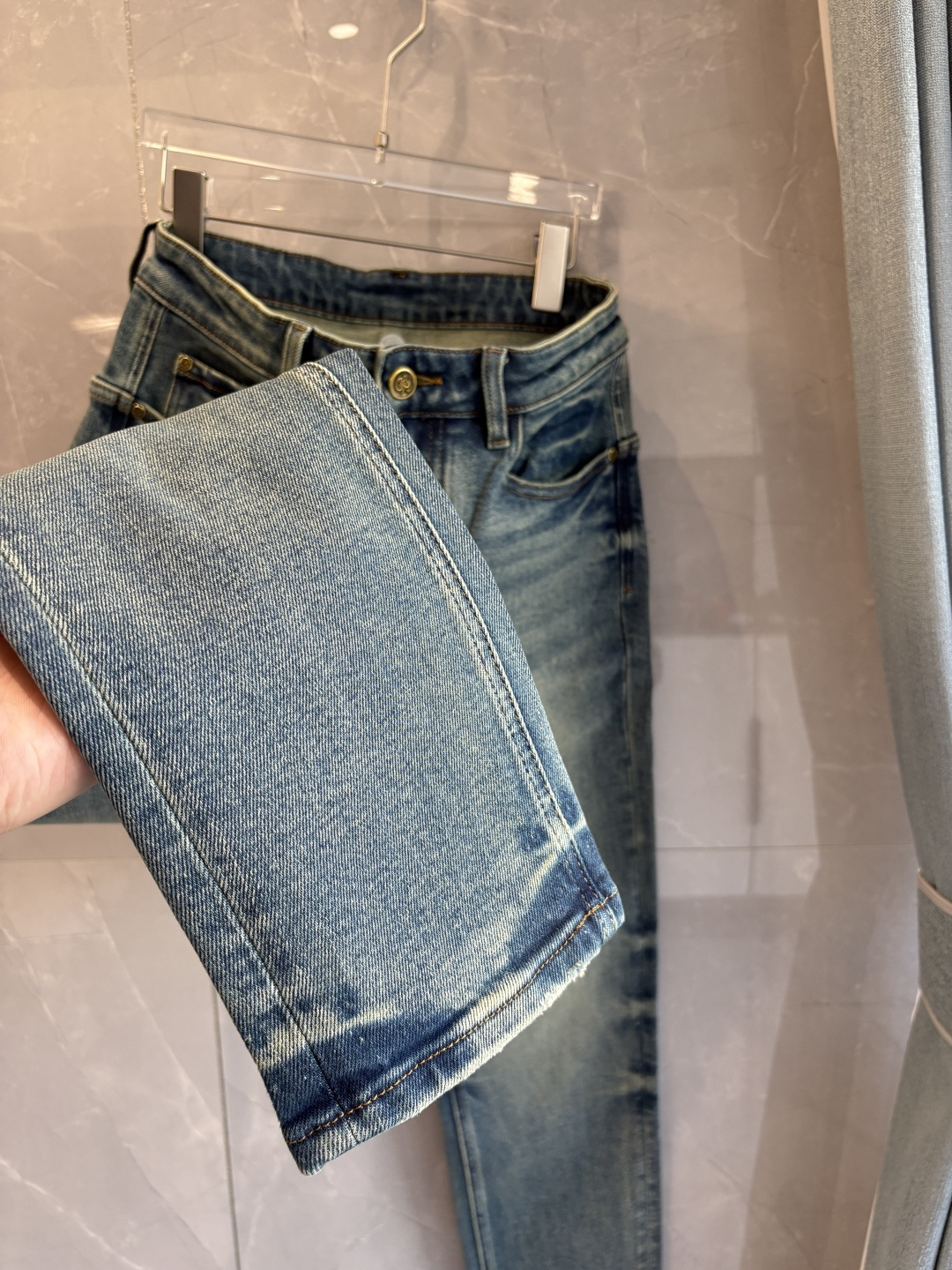 专柜🆕2025秋冬设计推荐 热卖牛仔裤🆕柔软亲肤面料 奢华头层牛皮腰牌 经典蓝洗水 专柜限量款 奢华感订