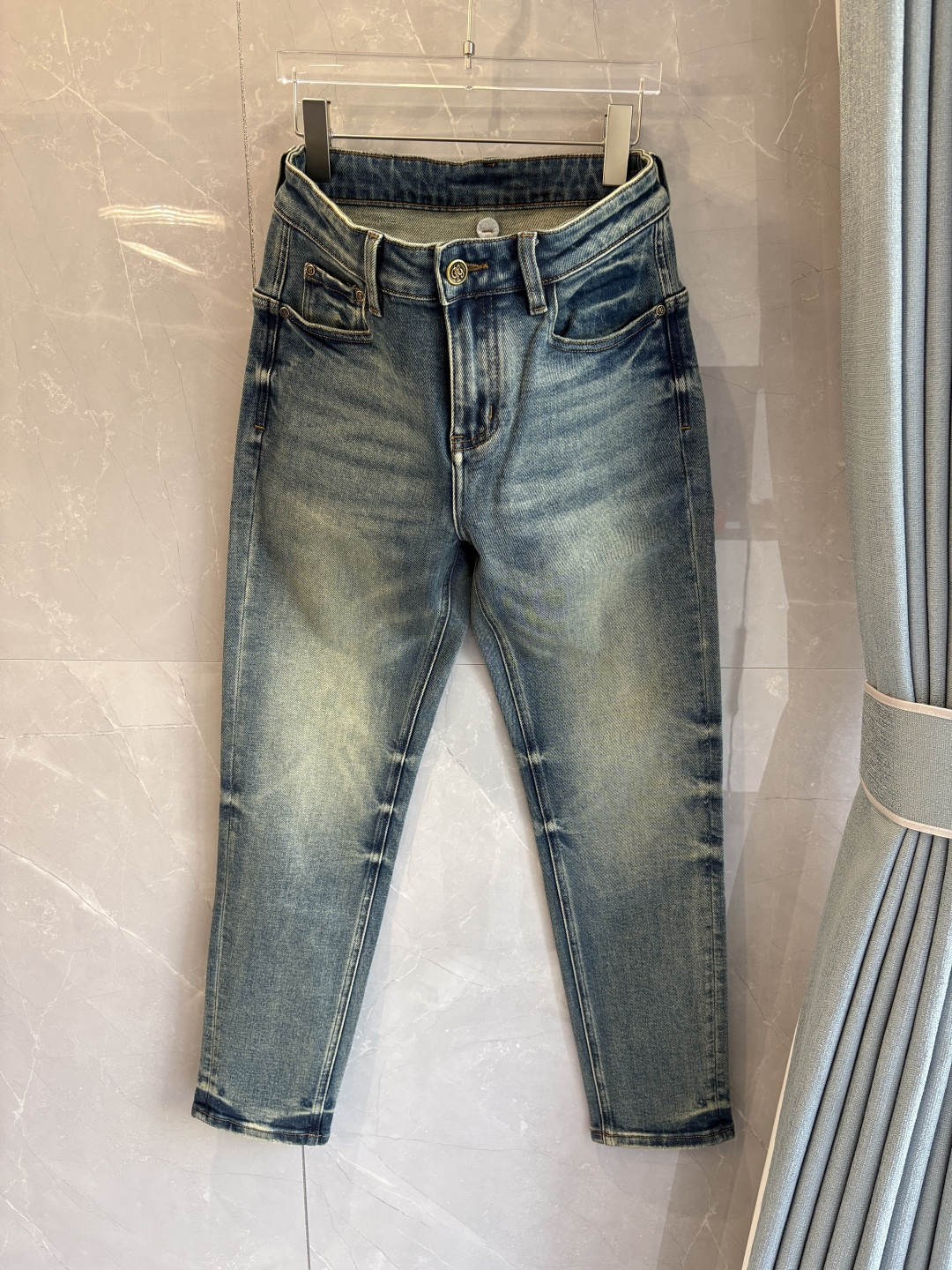 专柜🆕2025秋冬设计推荐 热卖牛仔裤🆕柔软亲肤面料 奢华头层牛皮腰牌 经典蓝洗水 专柜限量款 奢华感订