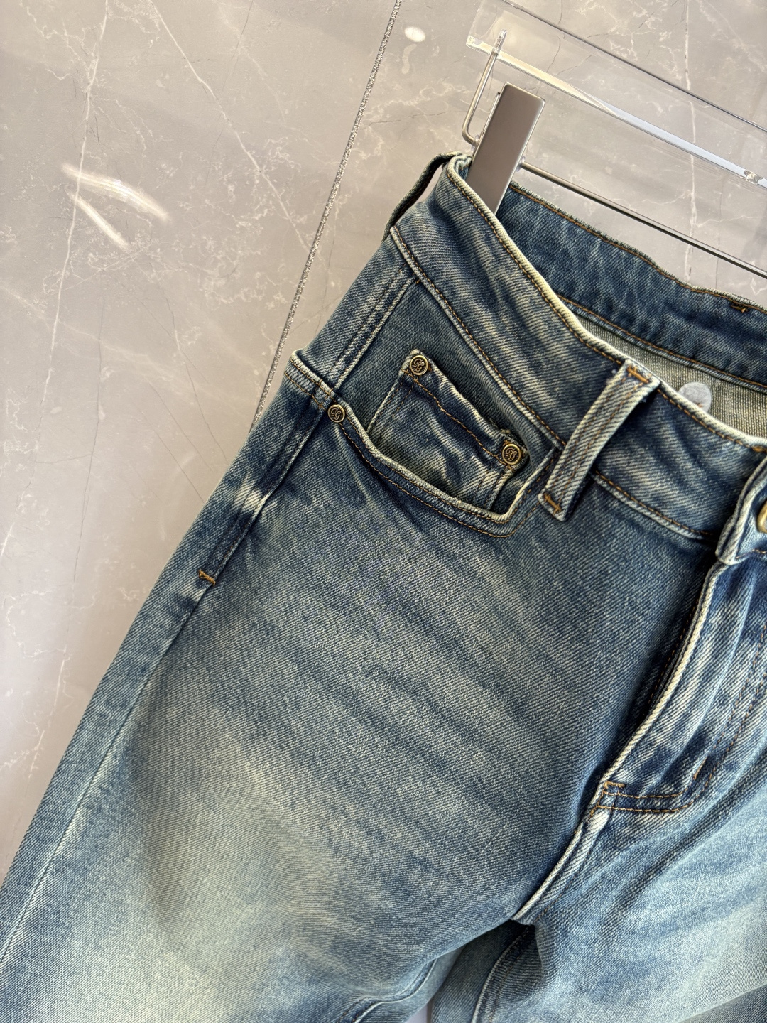 专柜🆕2025秋冬设计推荐 热卖牛仔裤🆕柔软亲肤面料 奢华头层牛皮腰牌 经典蓝洗水 专柜限量款 奢华感订