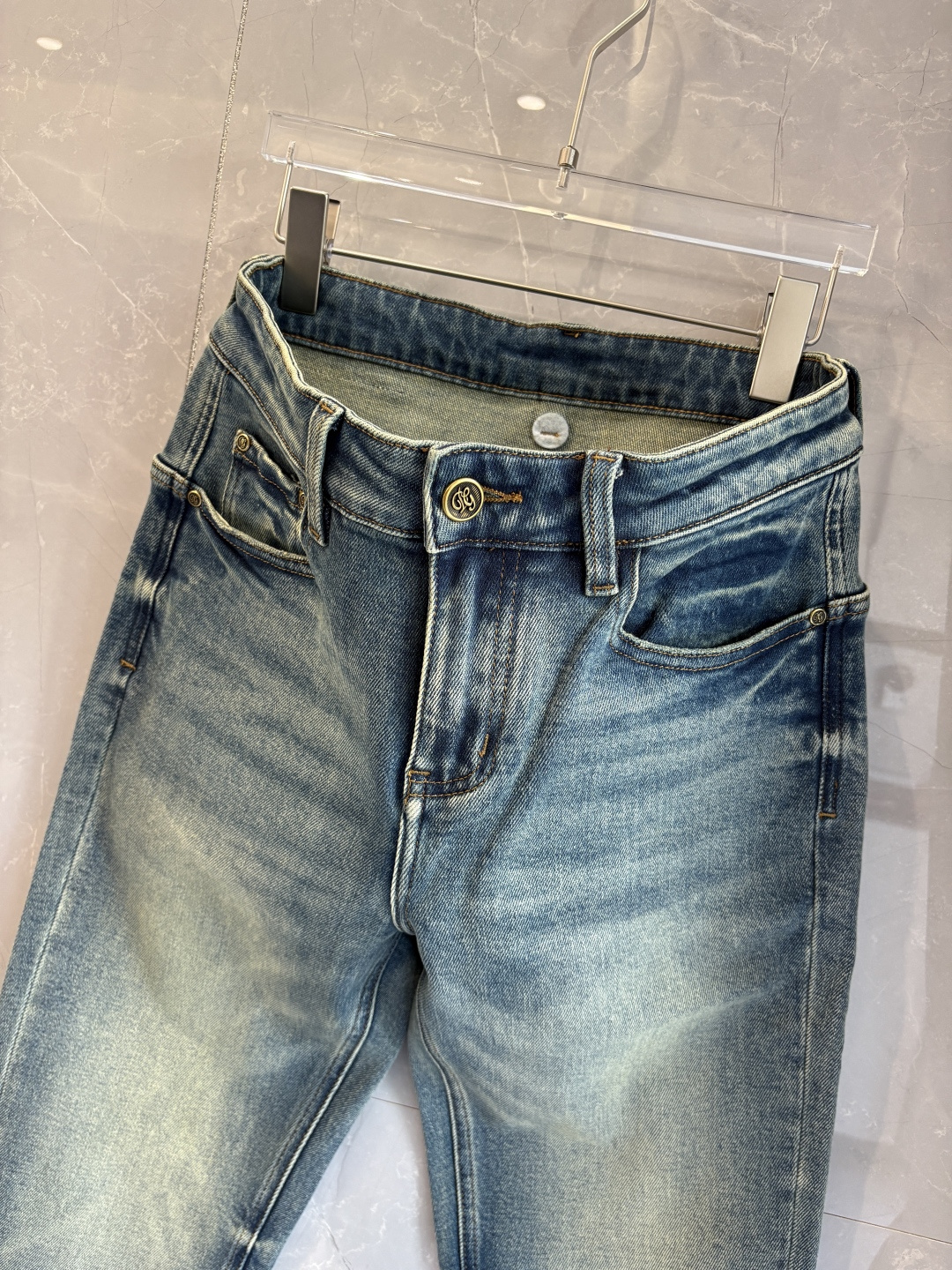 专柜🆕2025秋冬设计推荐 热卖牛仔裤🆕柔软亲肤面料 奢华头层牛皮腰牌 经典蓝洗水 专柜限量款 奢华感订