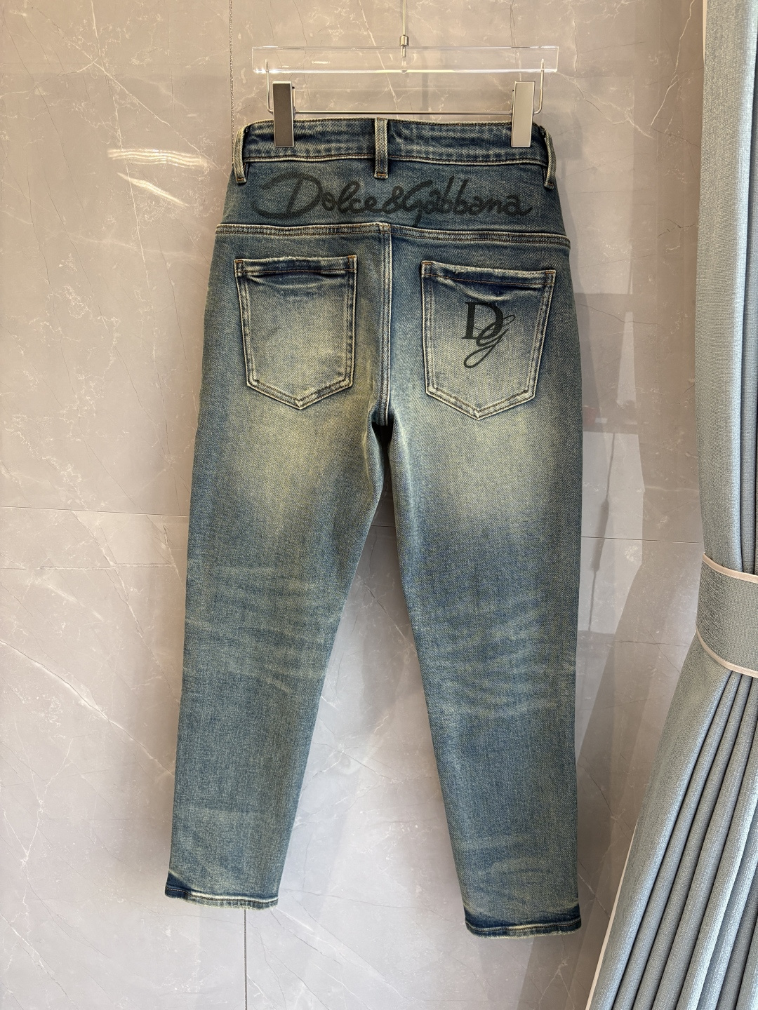 专柜🆕2025秋冬设计推荐 热卖牛仔裤🆕柔软亲肤面料 奢华头层牛皮腰牌 经典蓝洗水 专柜限量款 奢华感订