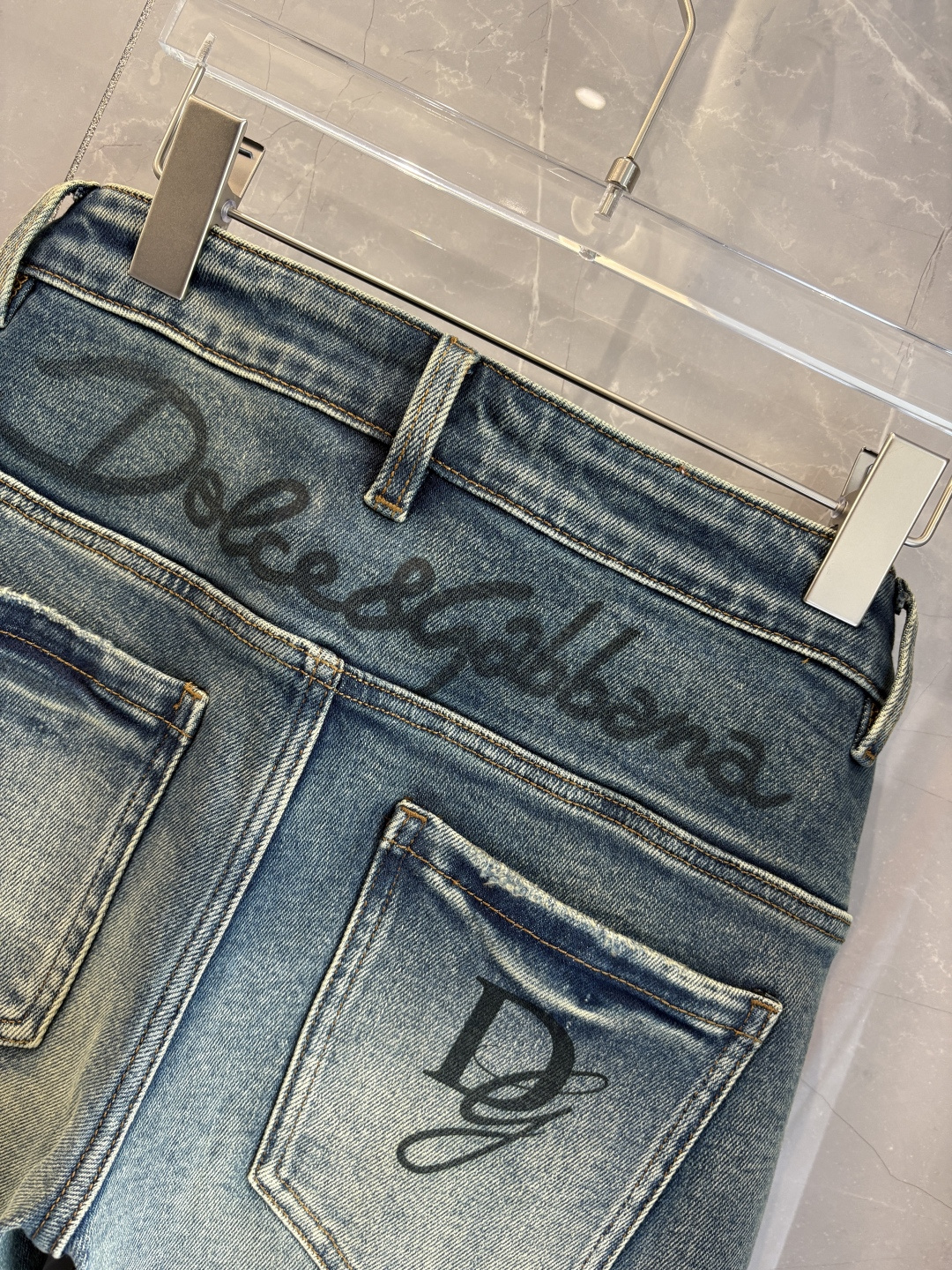 专柜🆕2025秋冬设计推荐 热卖牛仔裤🆕柔软亲肤面料 奢华头层牛皮腰牌 经典蓝洗水 专柜限量款 奢华感订