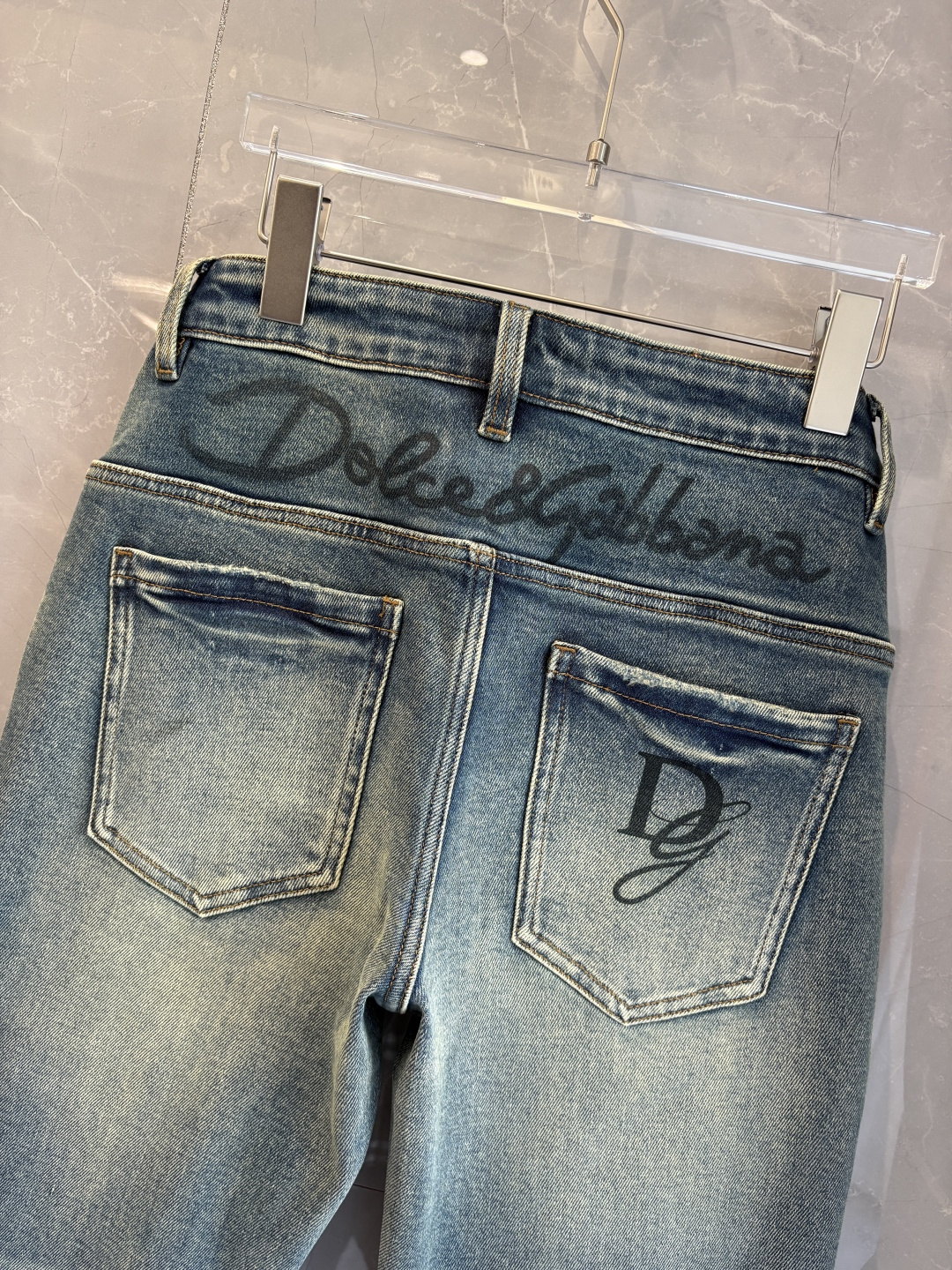 专柜🆕2025秋冬设计推荐 热卖牛仔裤🆕柔软亲肤面料 奢华头层牛皮腰牌 经典蓝洗水 专柜限量款 奢华感订
