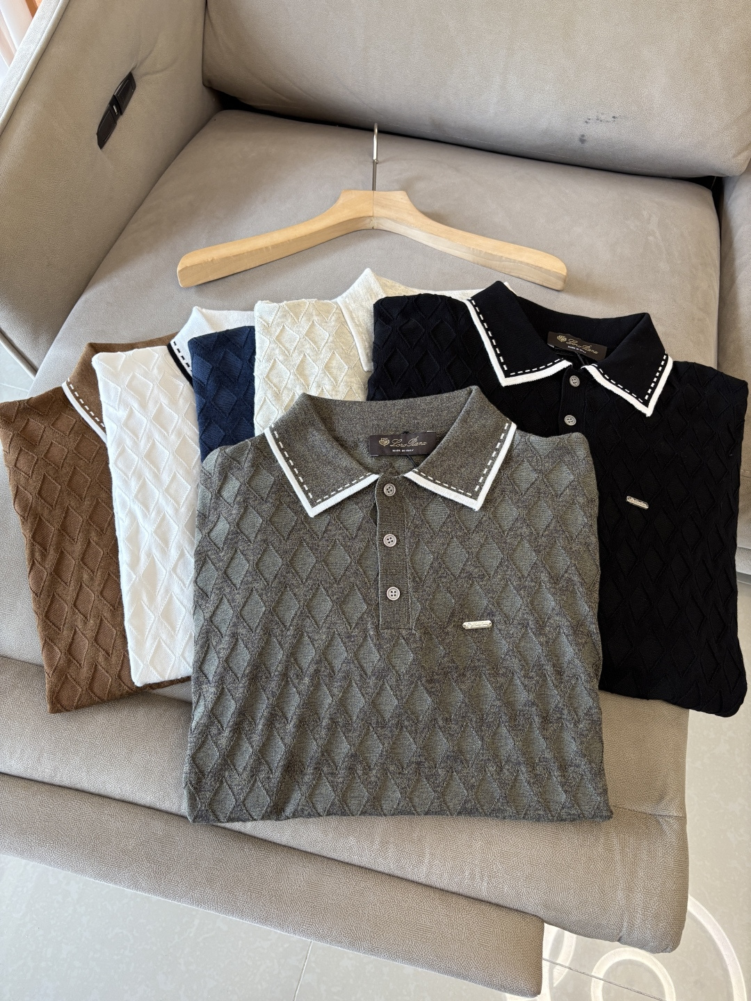 NO:746559,The 'Time-consuming King' diamond jacquard design selects ultra-fine high-quality yarns for the lapel short-sleeved men's collection. The 'Time-consuming King' round neck is a luxurious craftsmanship that touches the skin. The diamond-shaped hollow jacquard is made with ingenuity. The three-dimensional diamond-shaped jacquard that took several months to carve creates an architectural aesthetic texture between the warp and weft.  The simple lapel outlines neat lines, and the short-sleeved cut is suitable for many scenes - when layered with a suit in a business meeting, it looks elegant, or when worn alone in leisure time, it shows the gentleman's taste. The collection style will never fade. The details are testimony to the quality. Precision turning ensures that the seams are smooth, and the bone reinforcement is durable and not deformed; the collar thread has been washed and tested, and it still looks like new after long-term wear. Every detail is a testimony of 'time-consuming'. Size M-XXXL FFF002  020,,T-shirt,business suit,19860909耗时王”菱形提花设计甄选超细优质纱线翻领短袖男士典藏款「耗时王」圆领奢雅工艺,触肤即高阶. 匠心底蕴菱形镂空提花 耗时数月雕琢的立体菱形提花,经纬间织就建筑美学肌理,光影穿透时显隐交错,举手投足尽展低调奢华. 经典型格翻领短袖设计 简约翻领勾勒利落线条,短袖剪裁适配多场景——商务会晤时叠搭西装显儒雅,休闲时光单穿流露绅士品味,典藏款型永不褪色. 细节至臻品质见证 精密车工确保接缝平整,骨位加固耐穿不变形；领口螺纹经水洗测试,久穿仍挺括如新,每一处细节皆为「耗时」证言. 码数M-XXXL FFF002 020,,T-shirt,business suit,,Men's clothing