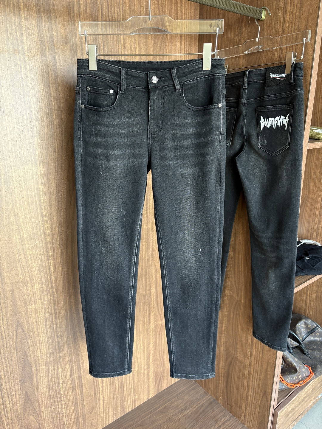 专柜🆕2025秋冬设计推荐 热卖牛仔裤🆕柔软亲肤面料 奢华头层牛皮腰牌 经典蓝洗水 专柜限量款 奢华感订