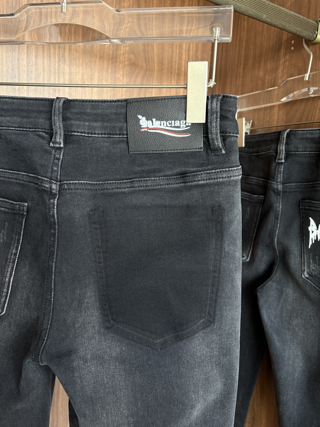 专柜🆕2025秋冬设计推荐 热卖牛仔裤🆕柔软亲肤面料 奢华头层牛皮腰牌 经典蓝洗水 专柜限量款 奢华感订