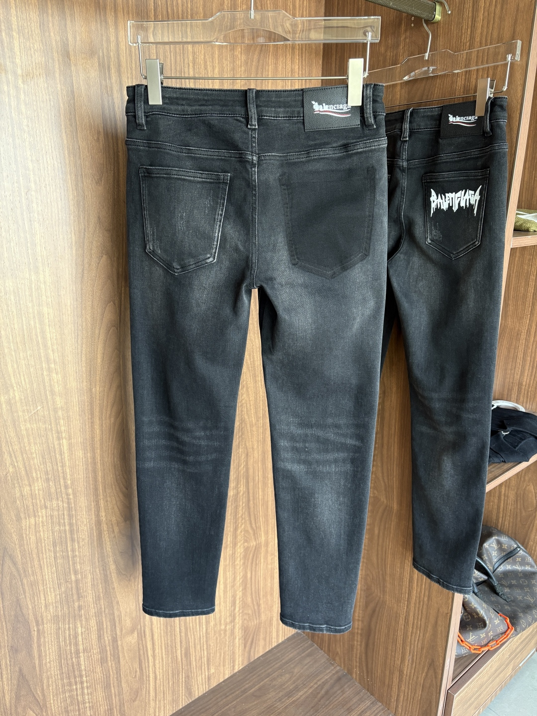 专柜🆕2025秋冬设计推荐 热卖牛仔裤🆕柔软亲肤面料 奢华头层牛皮腰牌 经典蓝洗水 专柜限量款 奢华感订