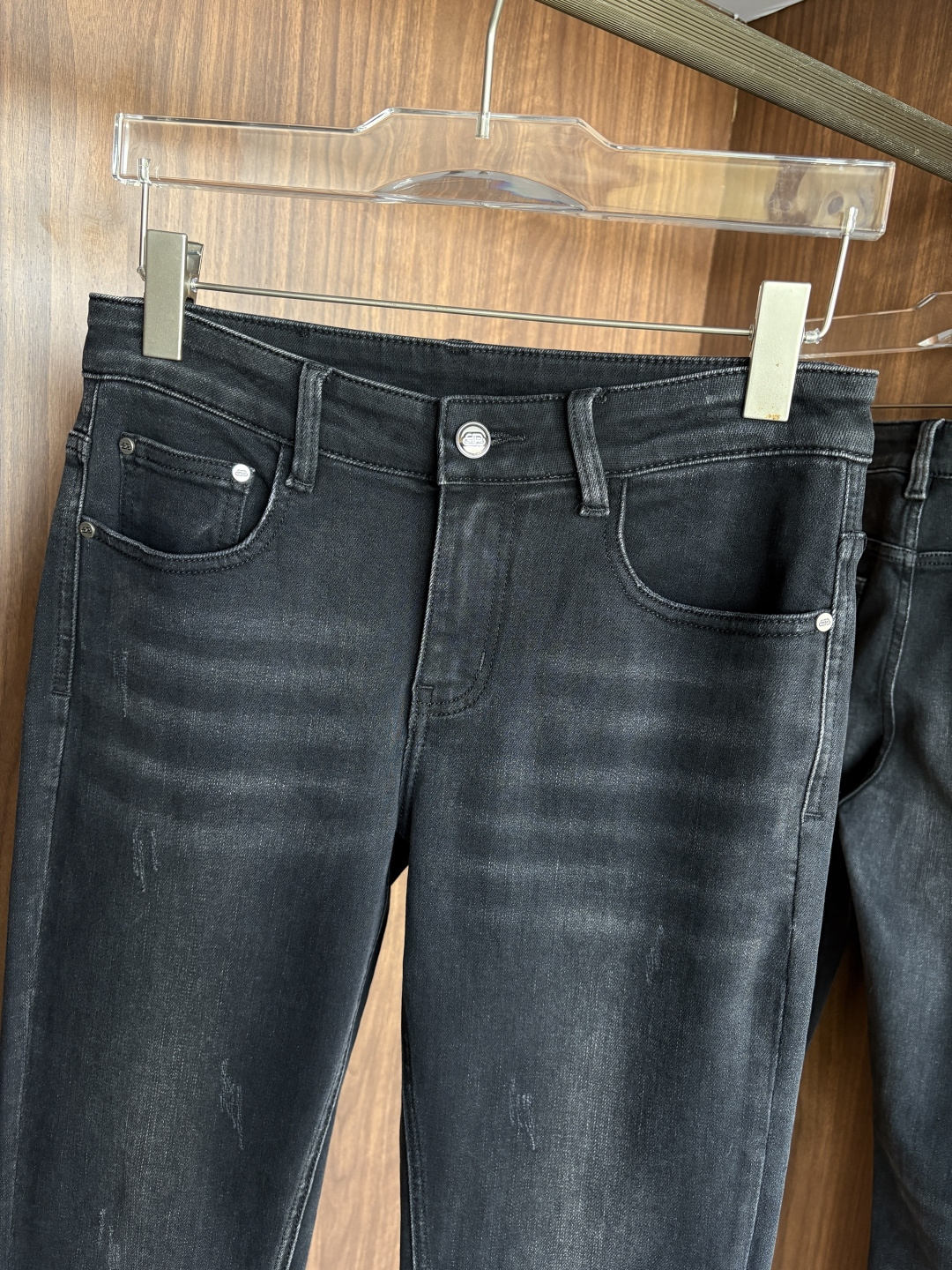 专柜🆕2025秋冬设计推荐 热卖牛仔裤🆕柔软亲肤面料 奢华头层牛皮腰牌 经典蓝洗水 专柜限量款 奢华感订