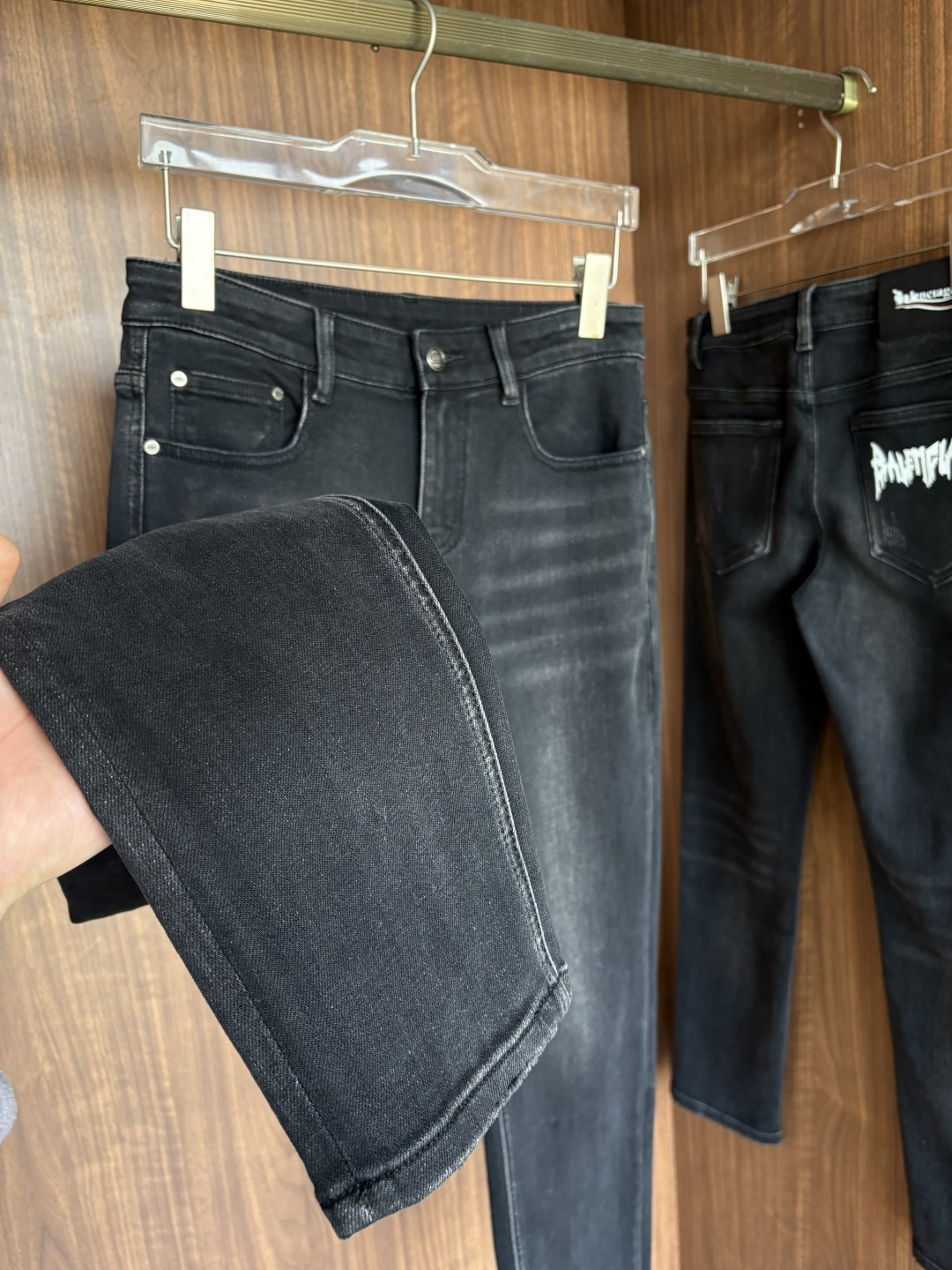 专柜🆕2025秋冬设计推荐 热卖牛仔裤🆕柔软亲肤面料 奢华头层牛皮腰牌 经典蓝洗水 专柜限量款 奢华感订