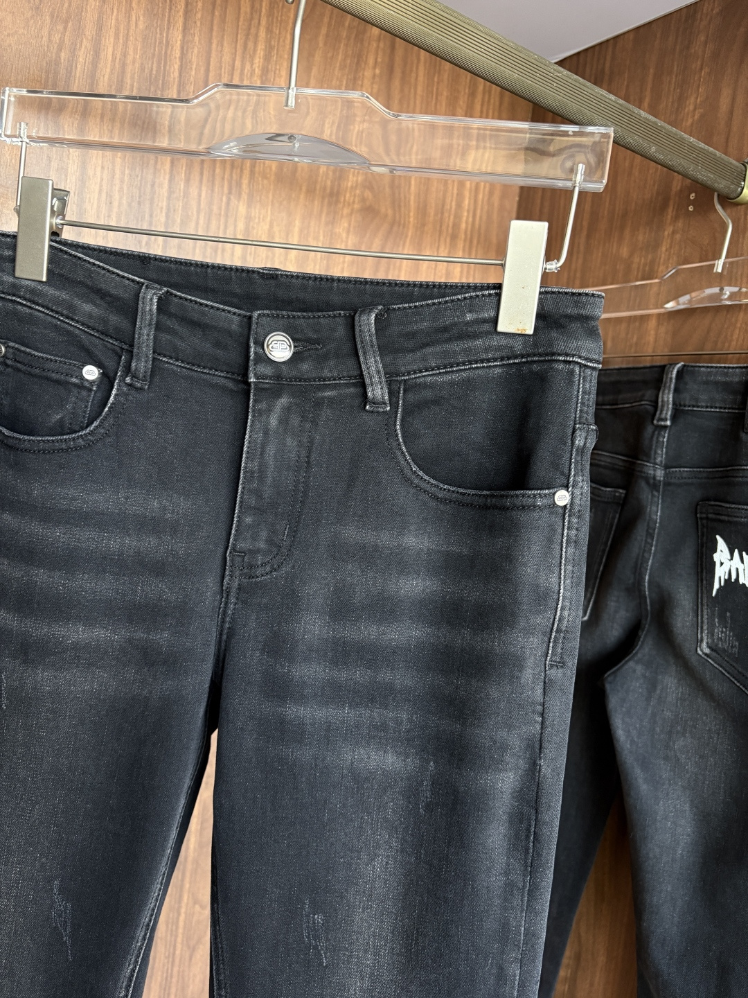 专柜🆕2025秋冬设计推荐 热卖牛仔裤🆕柔软亲肤面料 奢华头层牛皮腰牌 经典蓝洗水 专柜限量款 奢华感订