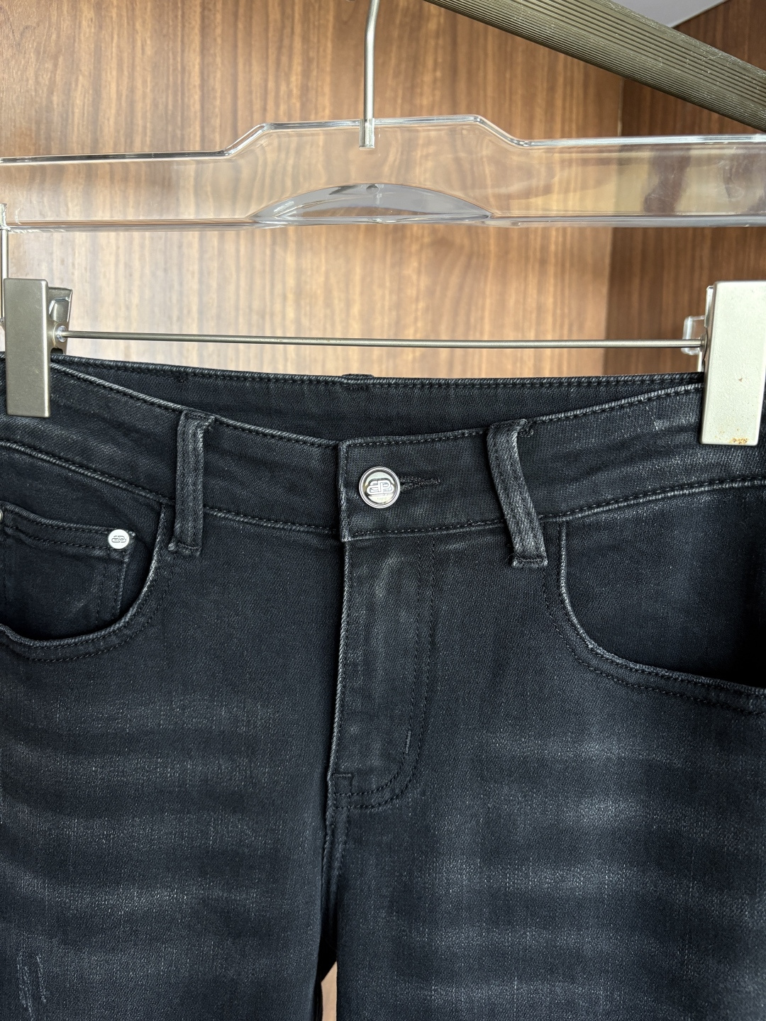 专柜🆕2025秋冬设计推荐 热卖牛仔裤🆕柔软亲肤面料 奢华头层牛皮腰牌 经典蓝洗水 专柜限量款 奢华感订