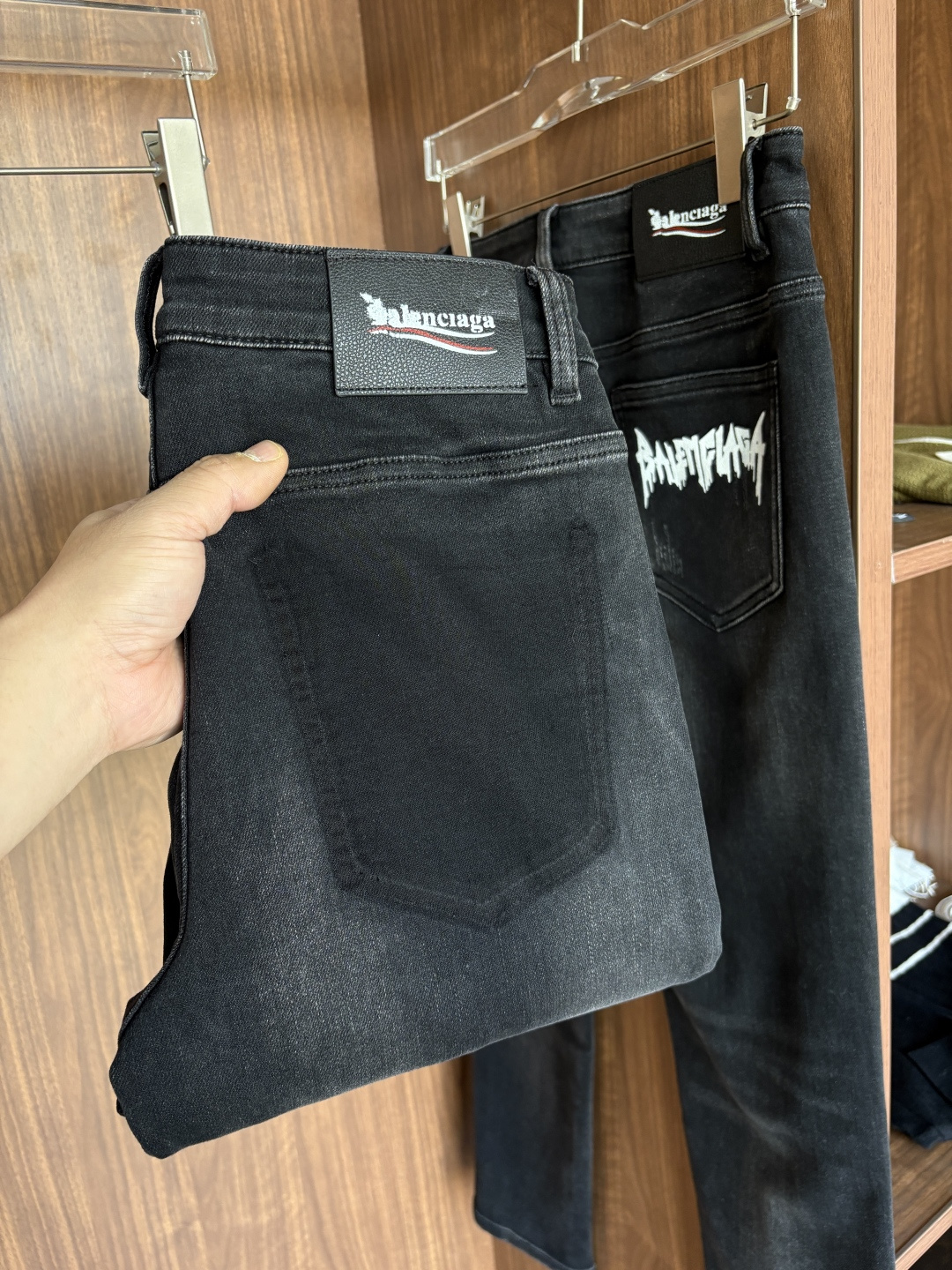 专柜🆕2025秋冬设计推荐 热卖牛仔裤🆕柔软亲肤面料 奢华头层牛皮腰牌 经典蓝洗水 专柜限量款 奢华感订