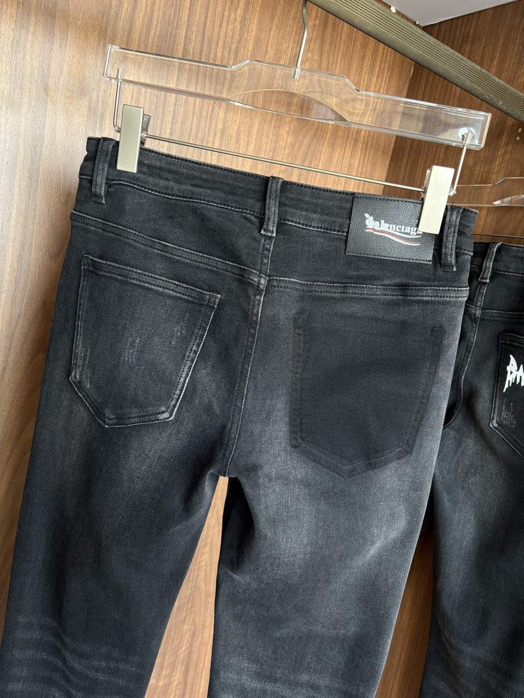 专柜🆕2025秋冬设计推荐 热卖牛仔裤🆕柔软亲肤面料 奢华头层牛皮腰牌 经典蓝洗水 专柜限量款 奢华感订