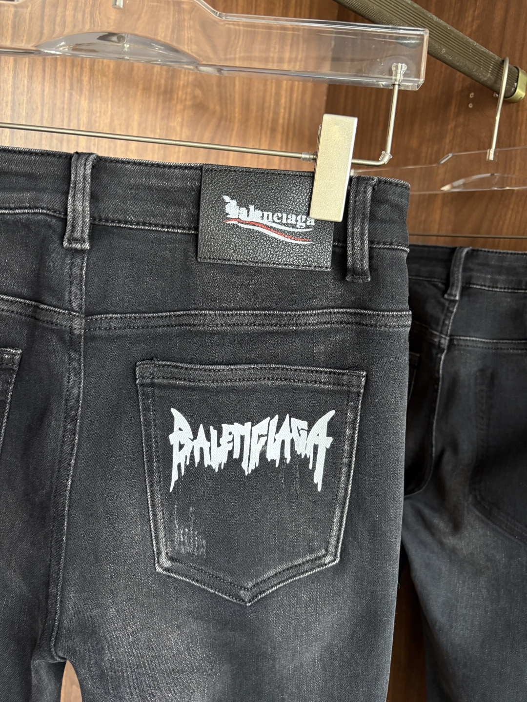 专柜🆕2025秋冬设计推荐 热卖牛仔裤🆕柔软亲肤面料 奢华头层牛皮腰牌 经典蓝洗水 专柜限量款 奢华感订