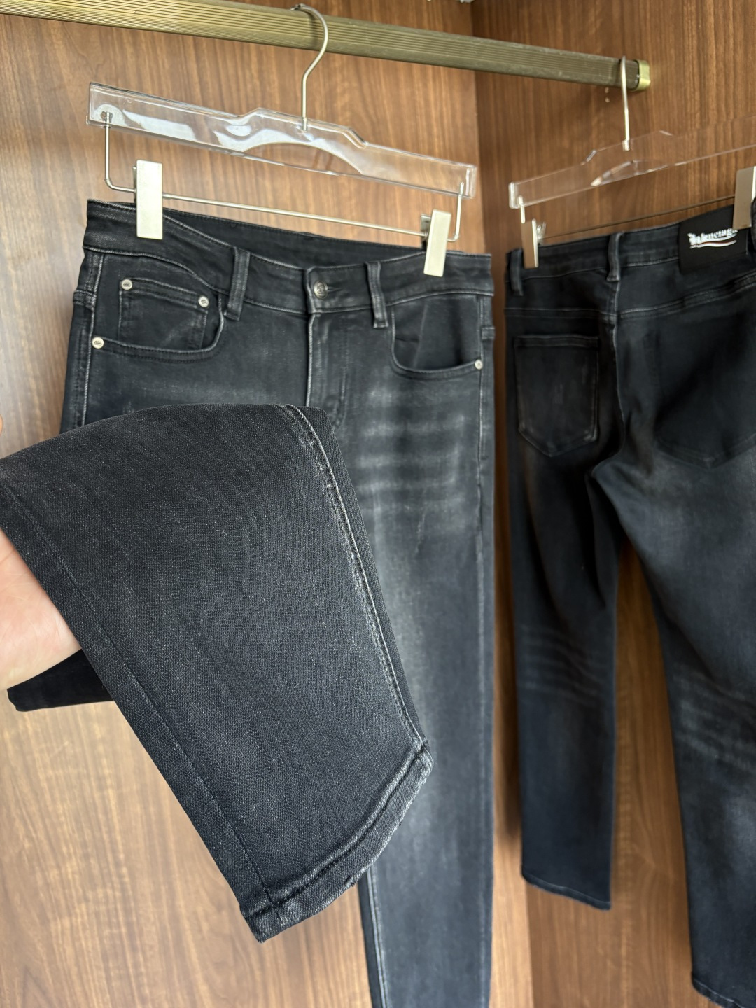 专柜🆕2025秋冬设计推荐 热卖牛仔裤🆕柔软亲肤面料 奢华头层牛皮腰牌 经典蓝洗水 专柜限量款 奢华感订