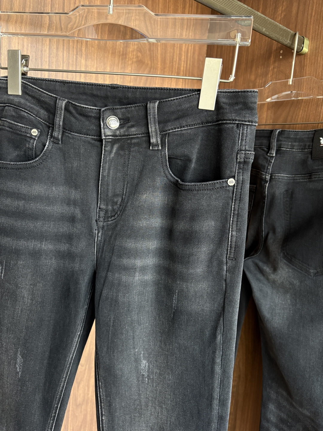 专柜🆕2025秋冬设计推荐 热卖牛仔裤🆕柔软亲肤面料 奢华头层牛皮腰牌 经典蓝洗水 专柜限量款 奢华感订