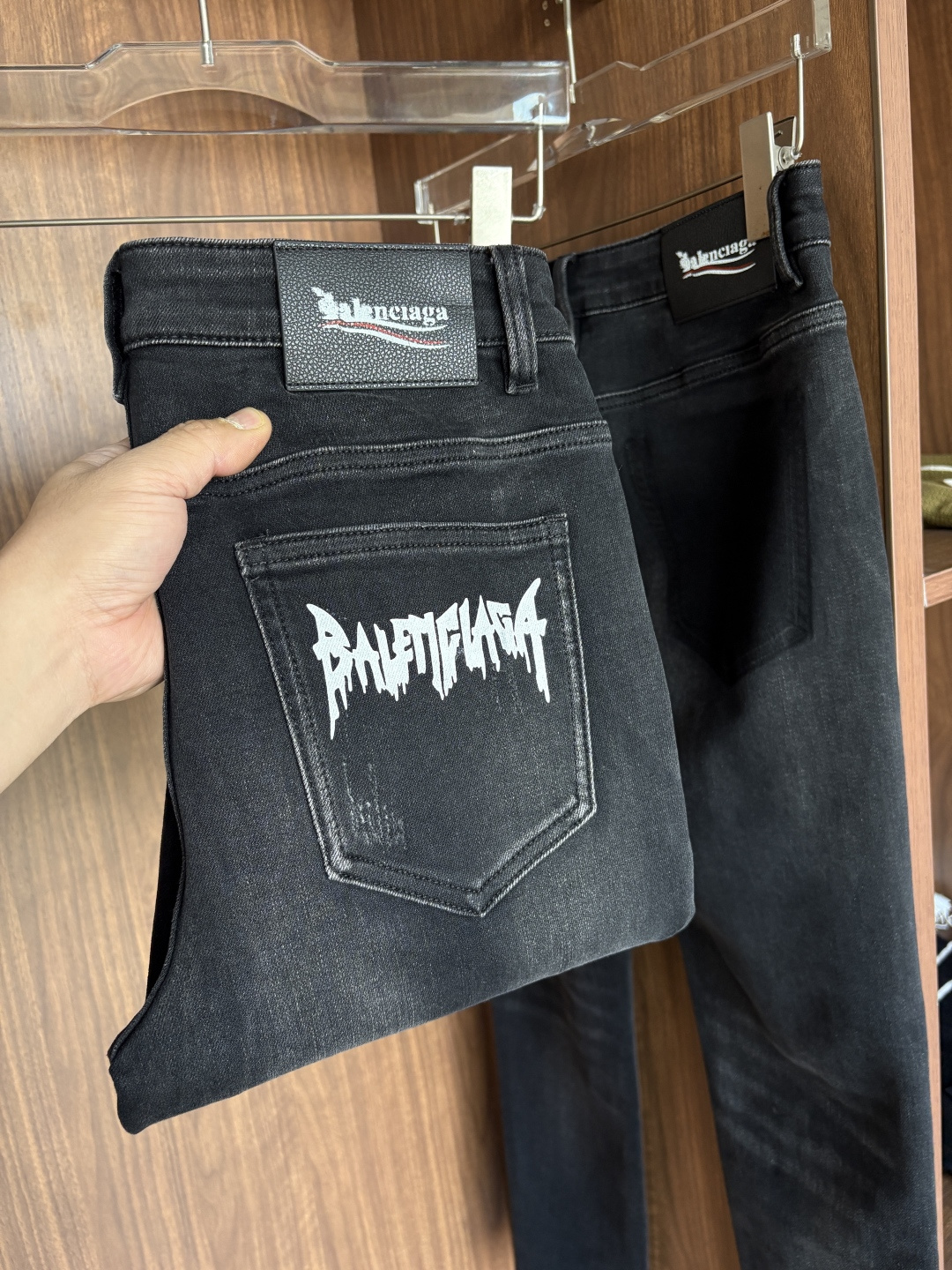 专柜🆕2025秋冬设计推荐 热卖牛仔裤🆕柔软亲肤面料 奢华头层牛皮腰牌 经典蓝洗水 专柜限量款 奢华感订