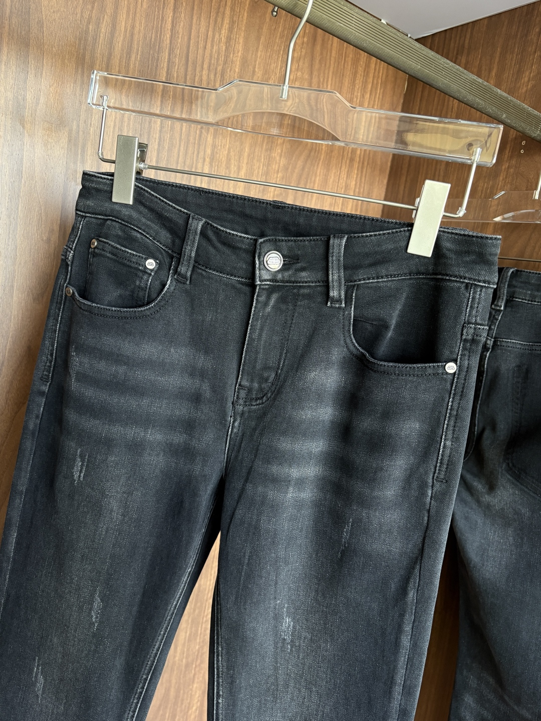 专柜🆕2025秋冬设计推荐 热卖牛仔裤🆕柔软亲肤面料 奢华头层牛皮腰牌 经典蓝洗水 专柜限量款 奢华感订