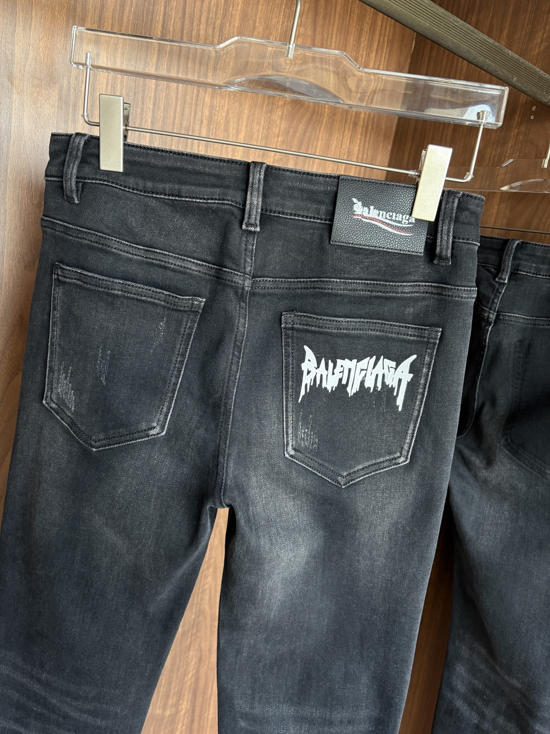 专柜🆕2025秋冬设计推荐 热卖牛仔裤🆕柔软亲肤面料 奢华头层牛皮腰牌 经典蓝洗水 专柜限量款 奢华感订