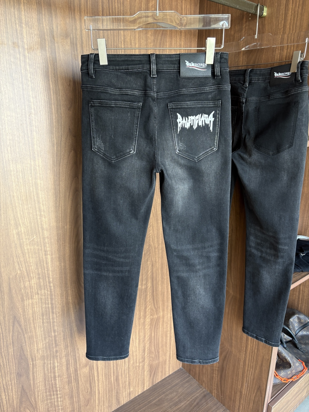 专柜🆕2025秋冬设计推荐 热卖牛仔裤🆕柔软亲肤面料 奢华头层牛皮腰牌 经典蓝洗水 专柜限量款 奢华感订