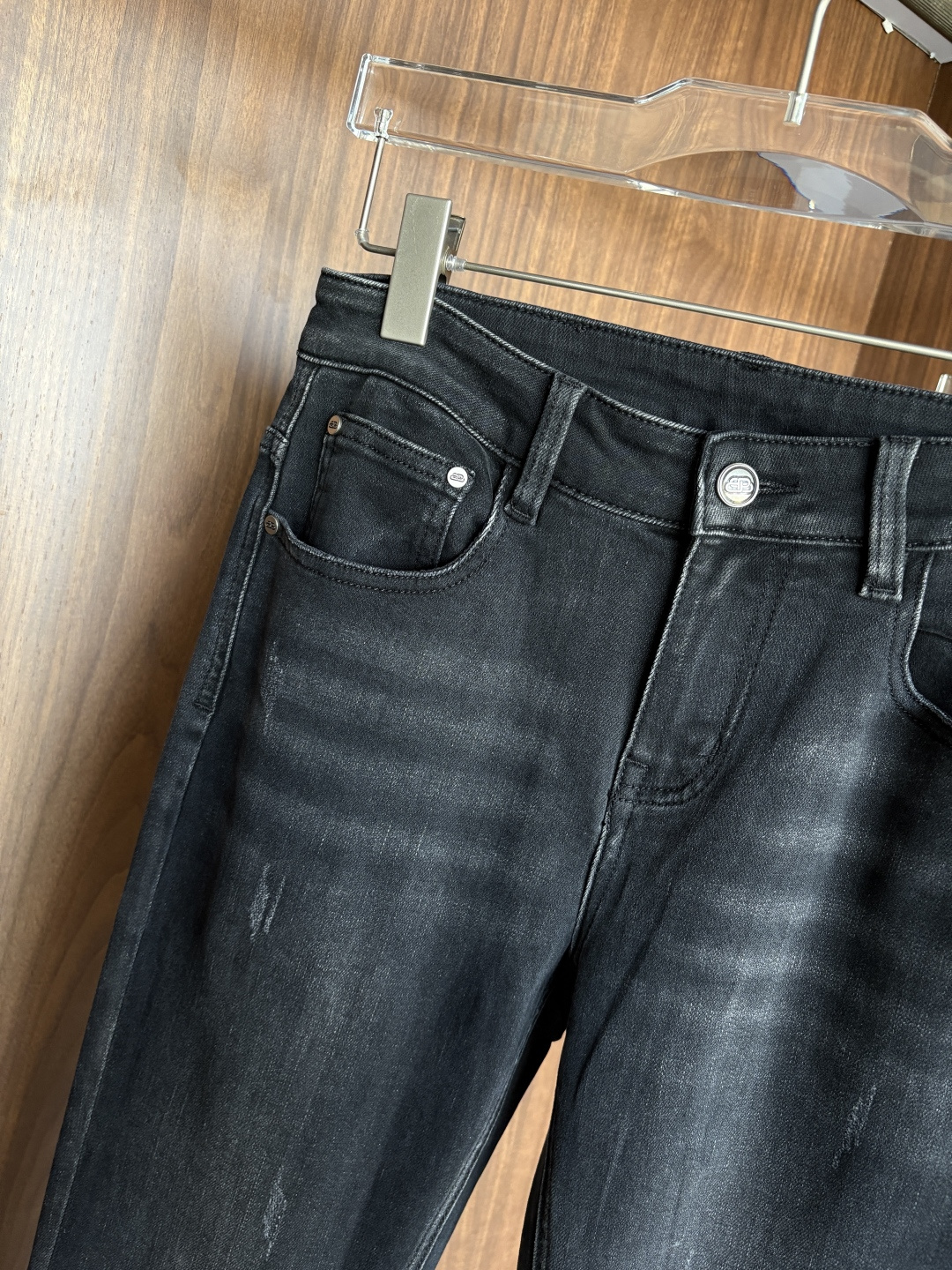 专柜🆕2025秋冬设计推荐 热卖牛仔裤🆕柔软亲肤面料 奢华头层牛皮腰牌 经典蓝洗水 专柜限量款 奢华感订