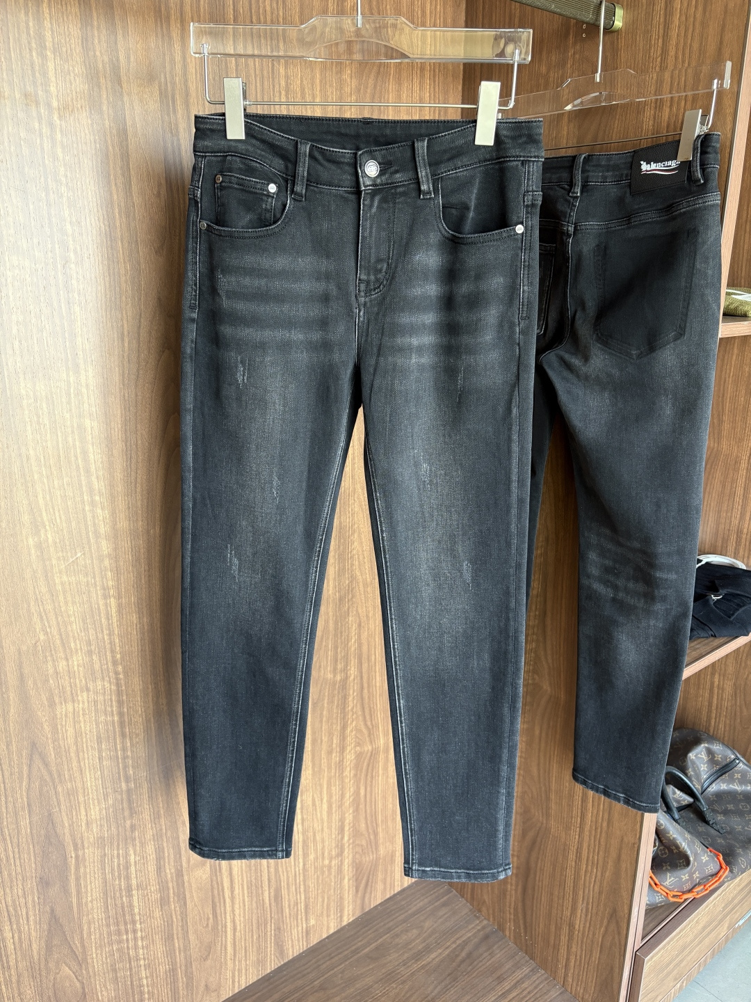 专柜🆕2025秋冬设计推荐 热卖牛仔裤🆕柔软亲肤面料 奢华头层牛皮腰牌 经典蓝洗水 专柜限量款 奢华感订