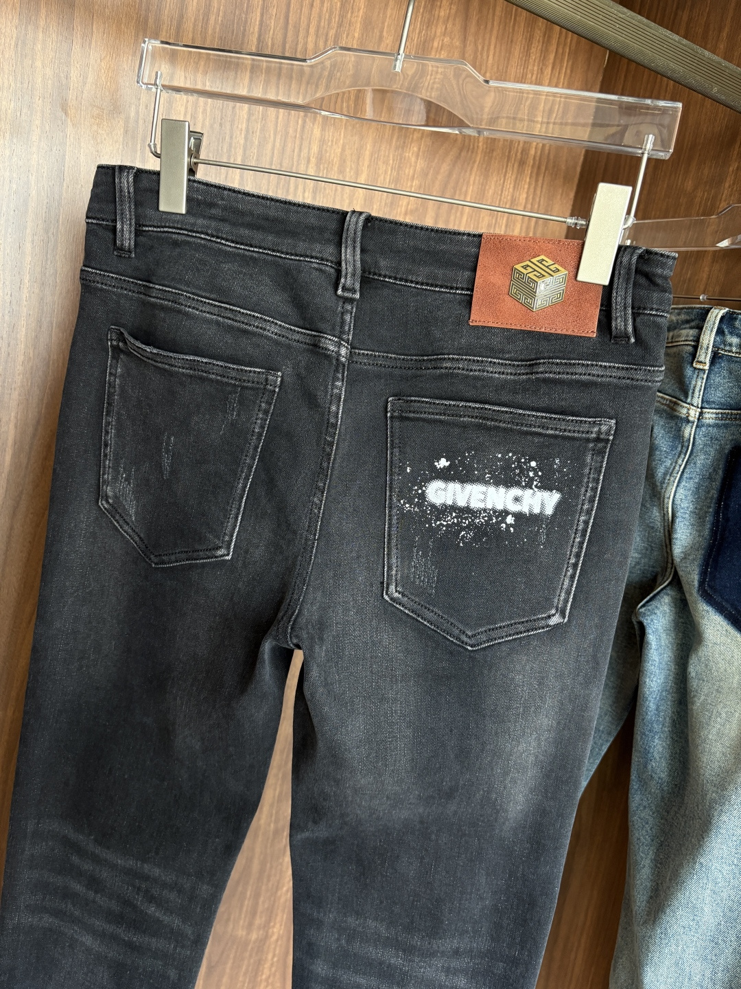 专柜🆕2025秋冬设计推荐 热卖牛仔裤🆕柔软亲肤面料 奢华头层牛皮腰牌 经典蓝洗水 专柜限量款 奢华感订