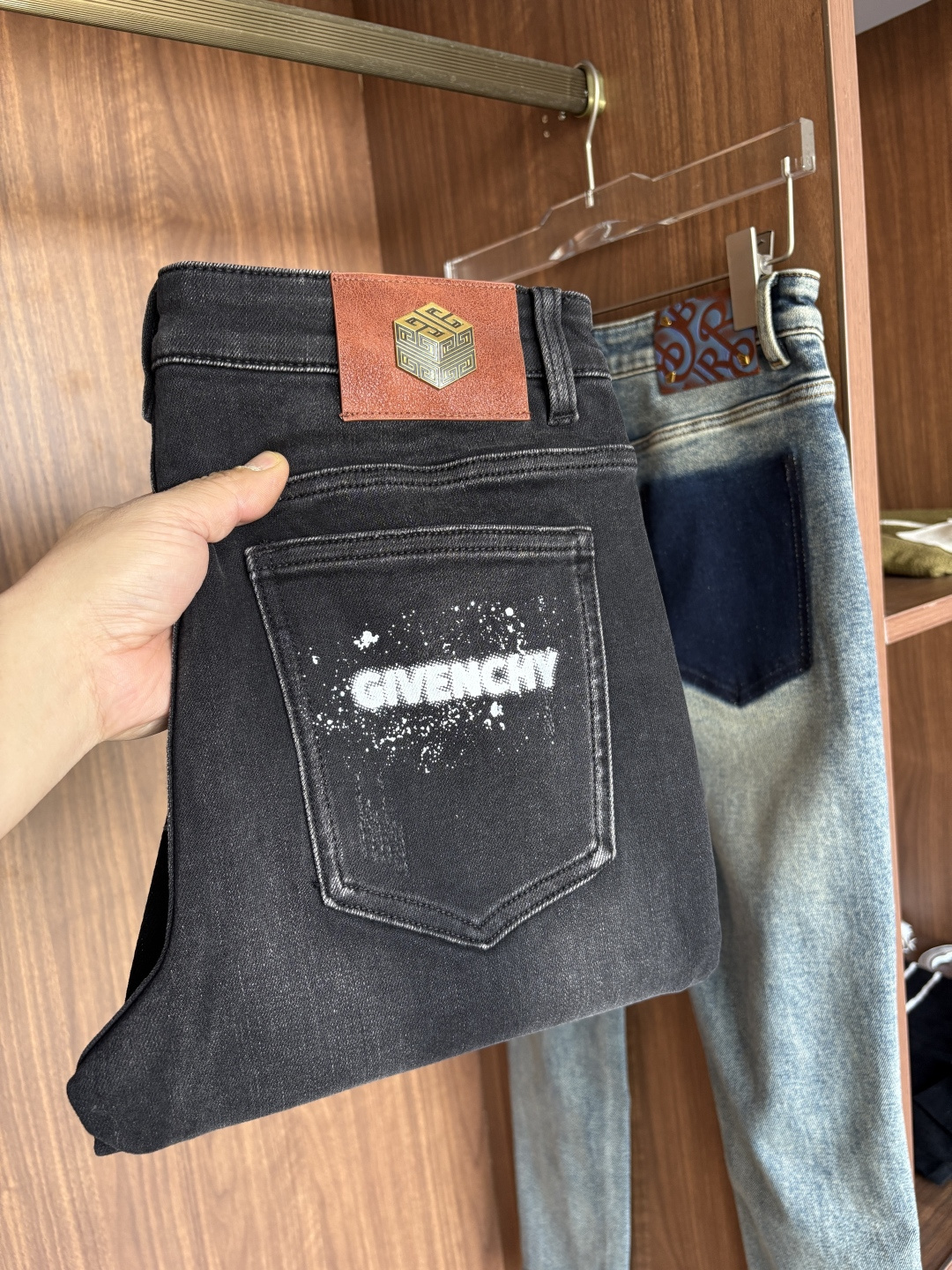 专柜🆕2025秋冬设计推荐 热卖牛仔裤🆕柔软亲肤面料 奢华头层牛皮腰牌 经典蓝洗水 专柜限量款 奢华感订