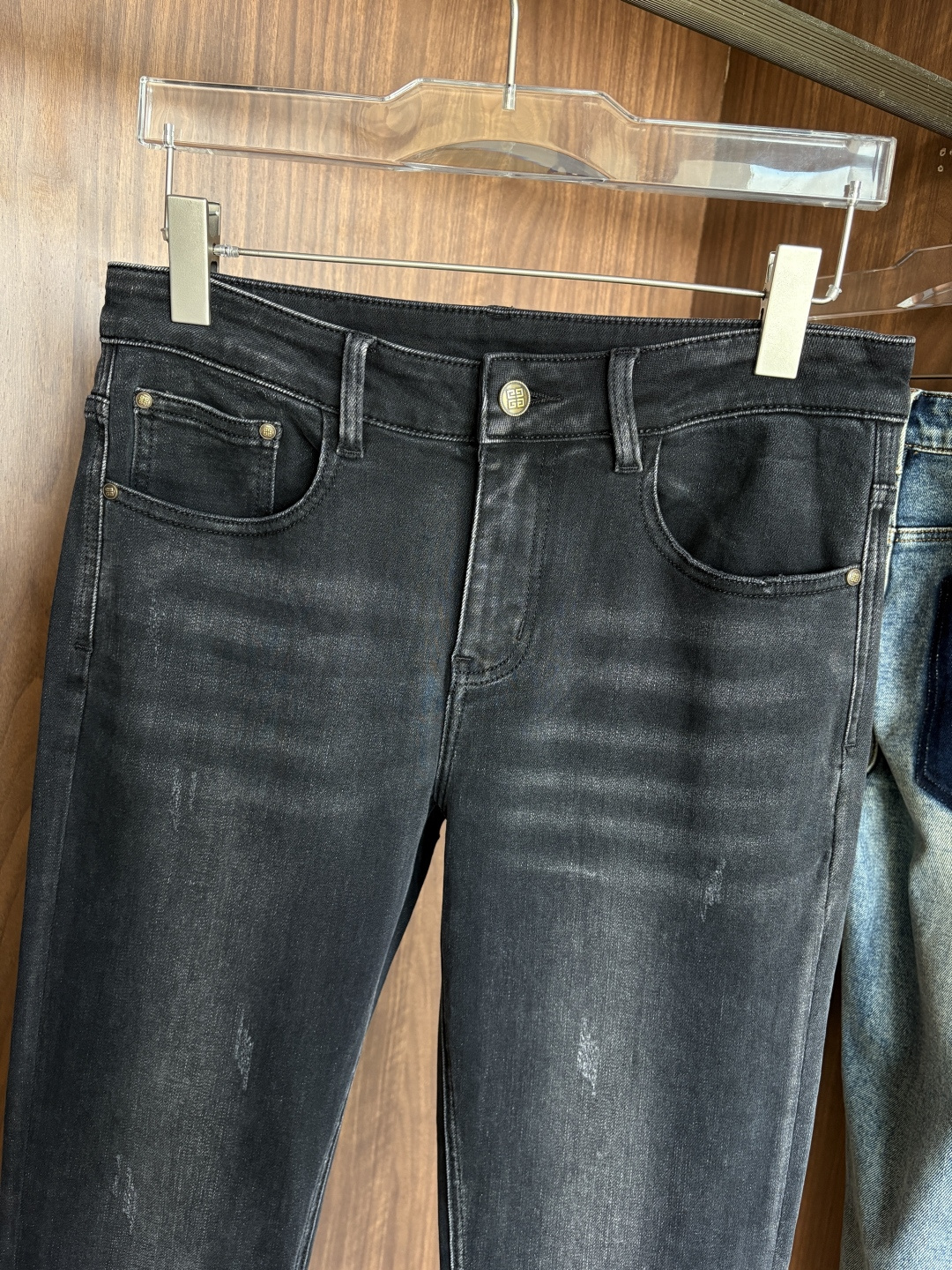 专柜🆕2025秋冬设计推荐 热卖牛仔裤🆕柔软亲肤面料 奢华头层牛皮腰牌 经典蓝洗水 专柜限量款 奢华感订