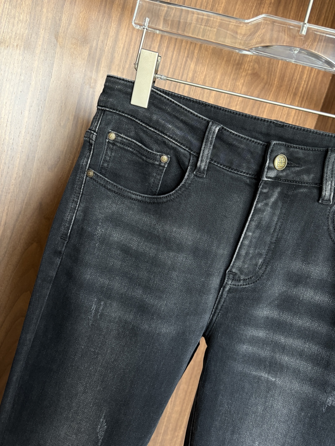 专柜🆕2025秋冬设计推荐 热卖牛仔裤🆕柔软亲肤面料 奢华头层牛皮腰牌 经典蓝洗水 专柜限量款 奢华感订