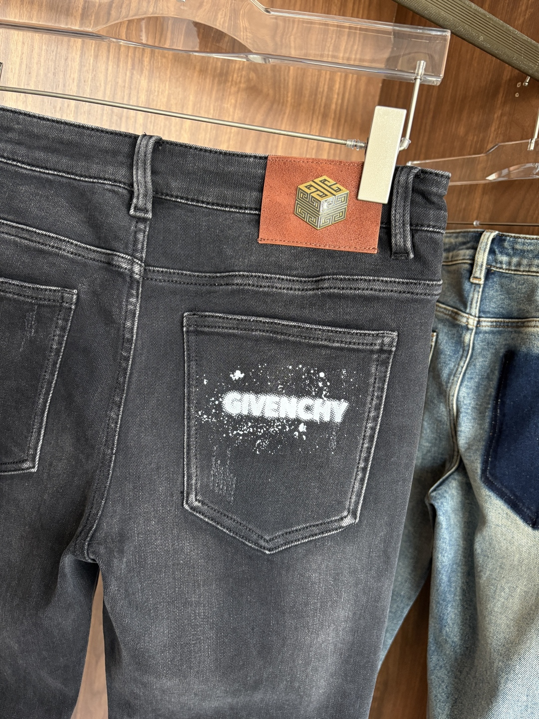 专柜🆕2025秋冬设计推荐 热卖牛仔裤🆕柔软亲肤面料 奢华头层牛皮腰牌 经典蓝洗水 专柜限量款 奢华感订