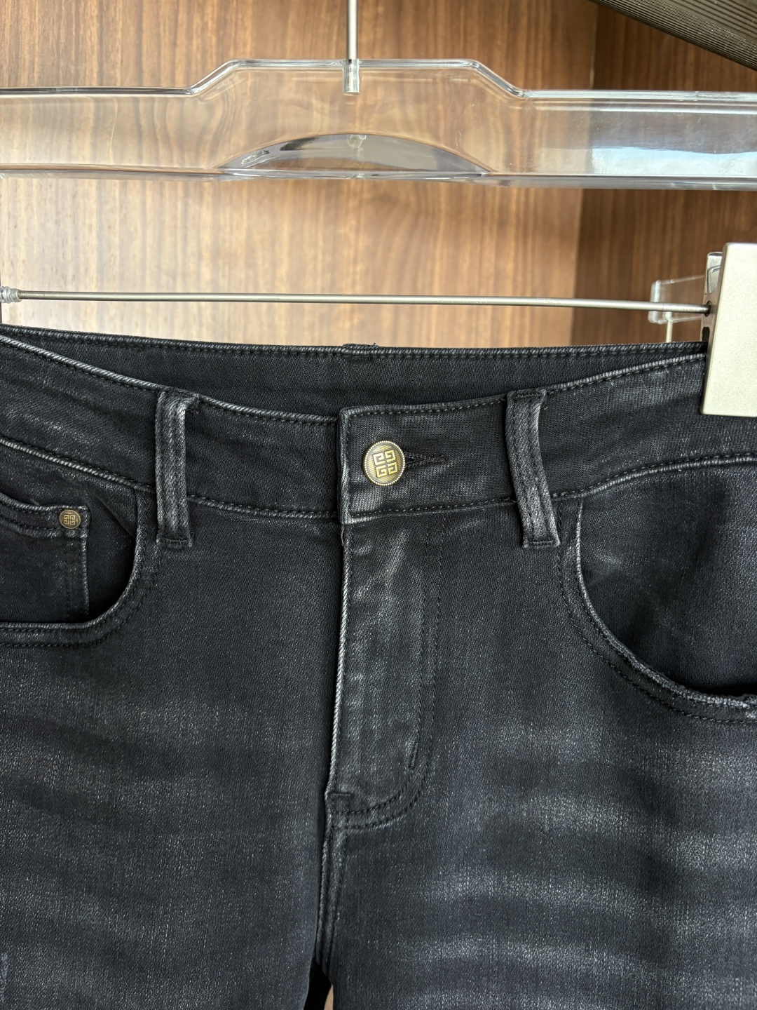 专柜🆕2025秋冬设计推荐 热卖牛仔裤🆕柔软亲肤面料 奢华头层牛皮腰牌 经典蓝洗水 专柜限量款 奢华感订