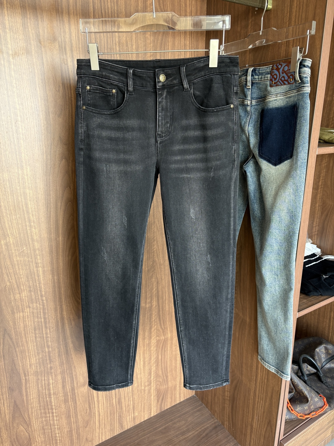 专柜🆕2025秋冬设计推荐 热卖牛仔裤🆕柔软亲肤面料 奢华头层牛皮腰牌 经典蓝洗水 专柜限量款 奢华感订