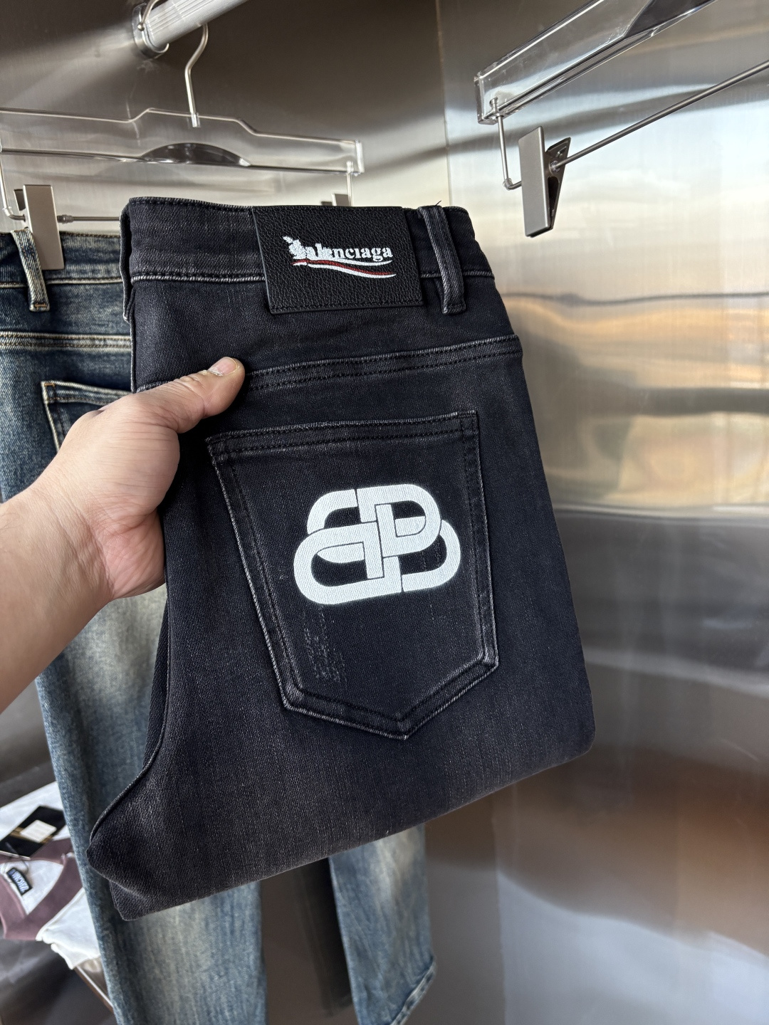 NO:623594,Recommended autumn and winter designs at the counter. Hot-selling jeans with soft skin-friendly fabrics. Luxurious first-layer cowhide waist tags. Classic blue wash. Limited edition at the counter. Luxurious custom-made fabrics. Craftsmanship + washing. Foreign trade quality and detail processing. I absolutely love this color. I love it. Hot sale in the counter for autumn and winter.  020,,jeans,cowhide,alexander wang19860909专柜秋冬设计推荐 热卖牛仔裤柔软亲肤面料 奢华头层牛皮腰牌 经典蓝洗水 专柜限量款 奢华感订制面料 工艺+洗水外贸品质感细节处理满满到位 这颜色绝对爱了爱了专柜秋冬热卖预售即售完款爆单款色系百搭大牛味 弹力修身小直筒裤型 尺码.29-38 无35；37码 FFF001 020,,jeans,cowhide,alexander wang,Men's clothing