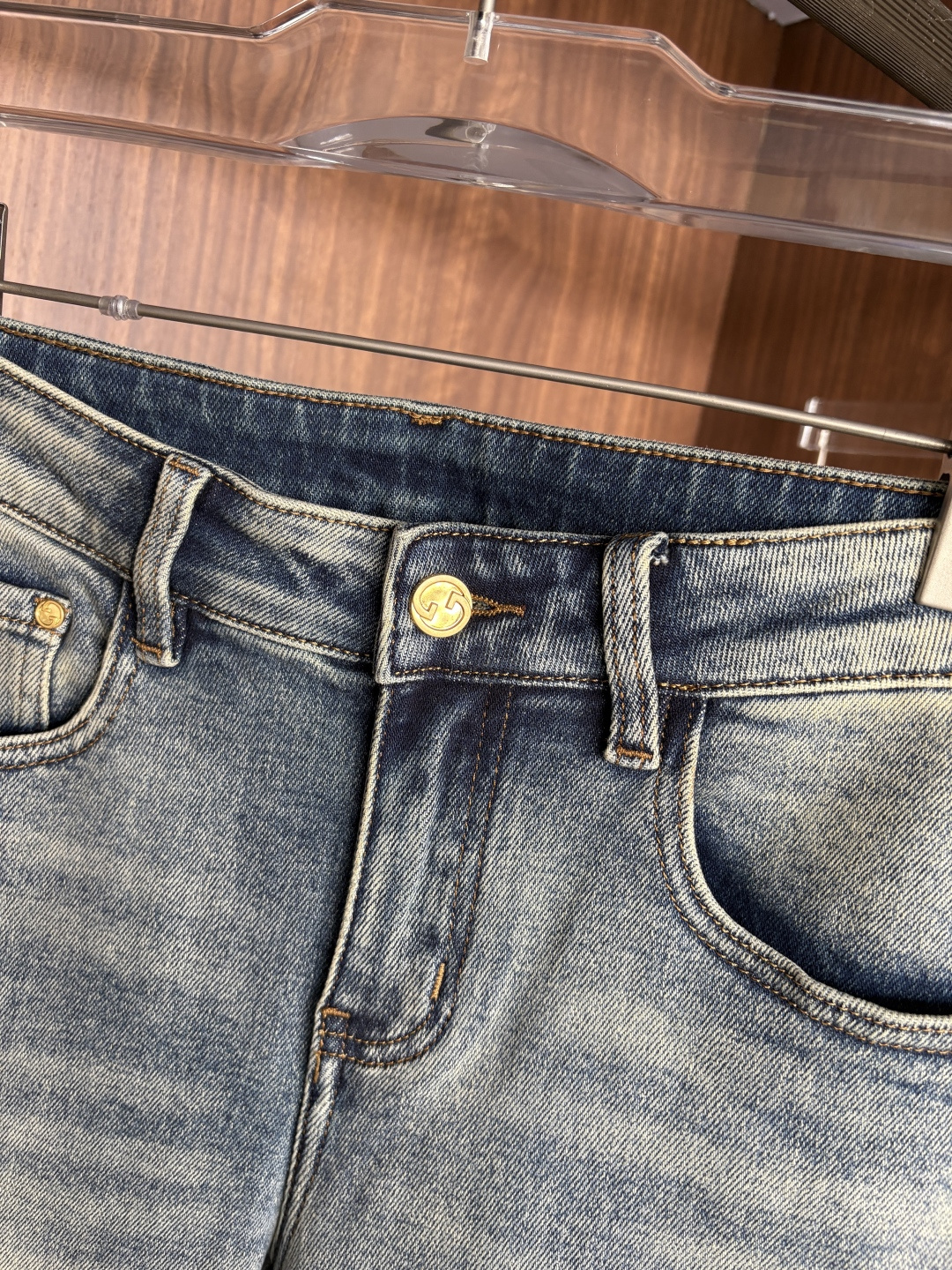 🌾退换🔥 专柜🆕2025秋冬设计推荐 热卖牛仔裤🆕柔软亲肤面料 奢华头层牛皮腰牌 经典蓝洗水 专柜限量款