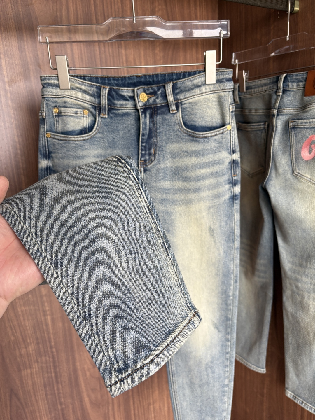 🌾退换🔥 专柜🆕2025秋冬设计推荐 热卖牛仔裤🆕柔软亲肤面料 奢华头层牛皮腰牌 经典蓝洗水 专柜限量款