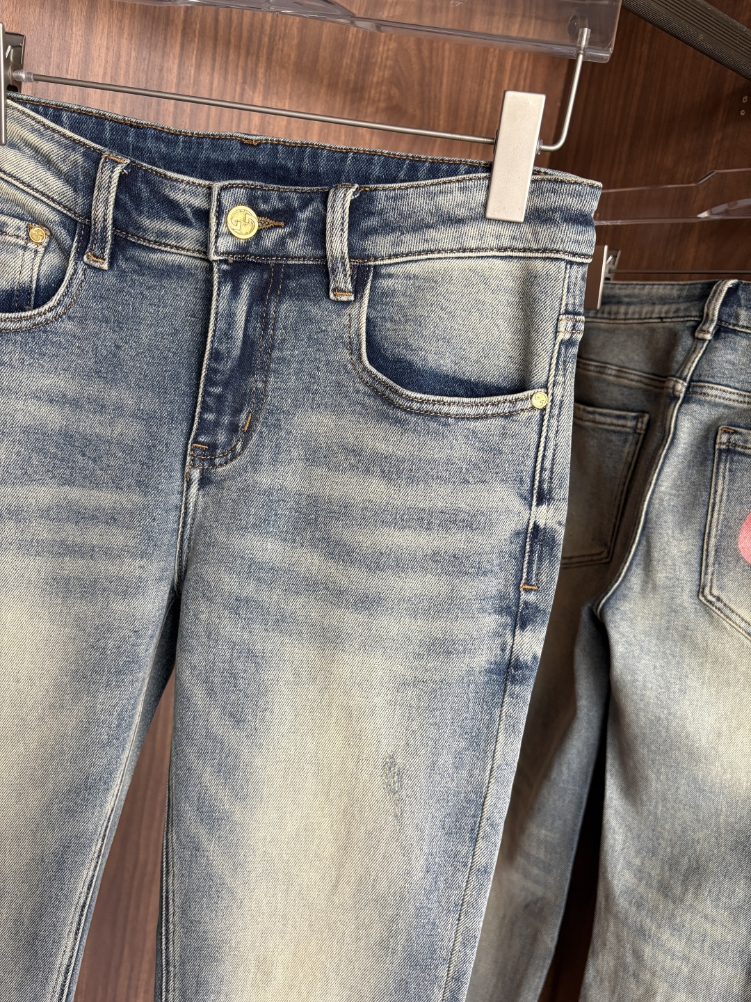 🌾退换🔥 专柜🆕2025秋冬设计推荐 热卖牛仔裤🆕柔软亲肤面料 奢华头层牛皮腰牌 经典蓝洗水 专柜限量款
