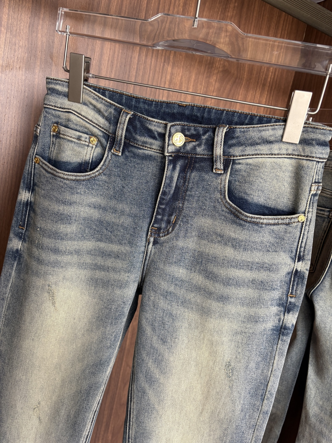 🌾退换🔥 专柜🆕2025秋冬设计推荐 热卖牛仔裤🆕柔软亲肤面料 奢华头层牛皮腰牌 经典蓝洗水 专柜限量款