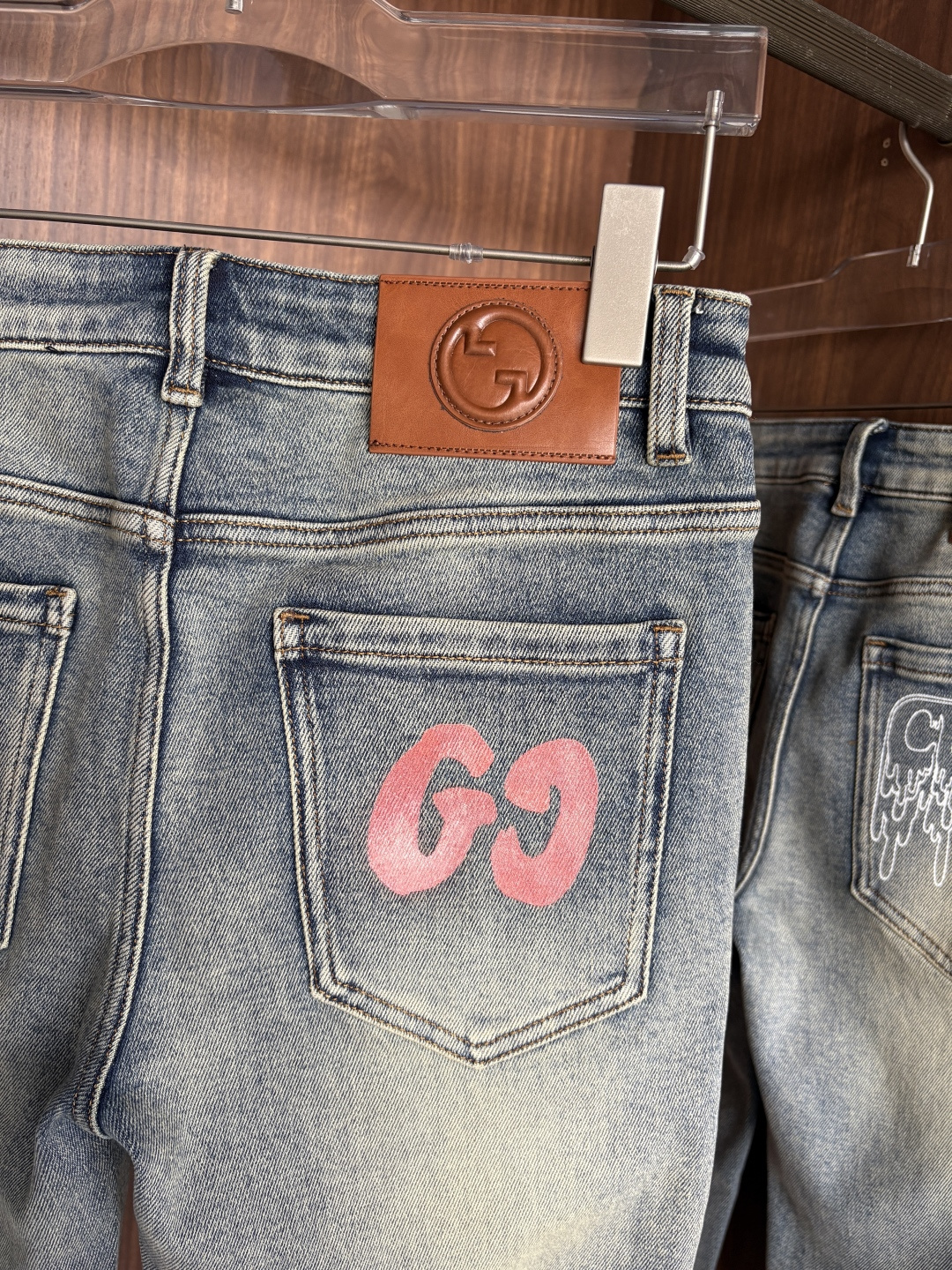 🌾退换🔥 专柜🆕2025秋冬设计推荐 热卖牛仔裤🆕柔软亲肤面料 奢华头层牛皮腰牌 经典蓝洗水 专柜限量款